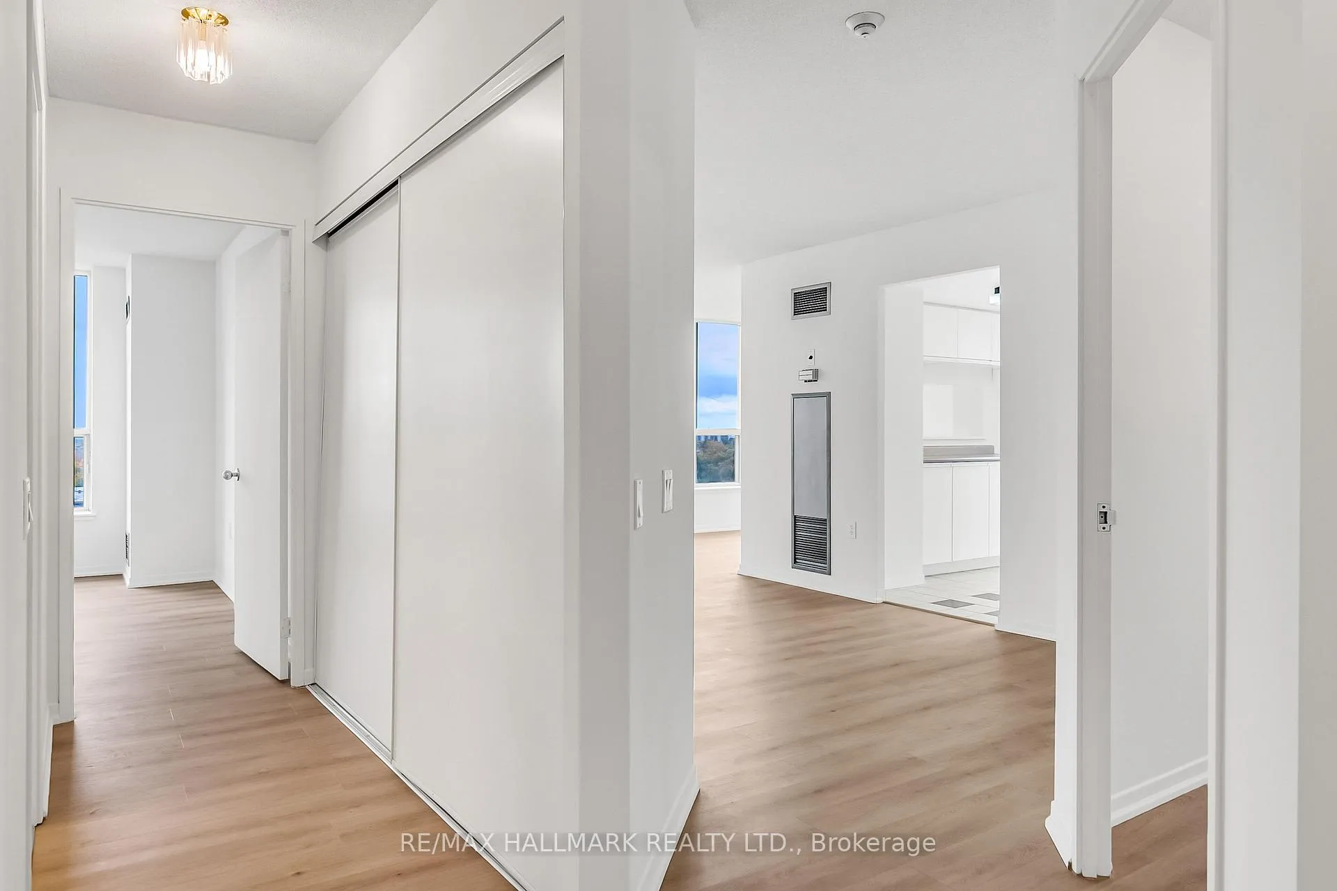 Photo 5 of Unit 1103, 21 Overlea Boulevard, Toronto, Thorncliffe Park — HOMEH