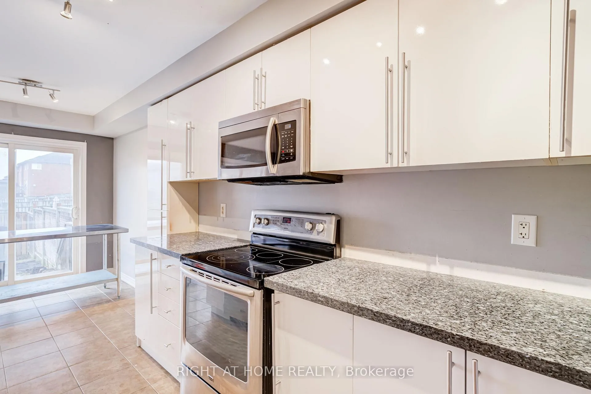 Photo 25 of 4 Whitefoot Crescent, Ajax, South East — HOMEH