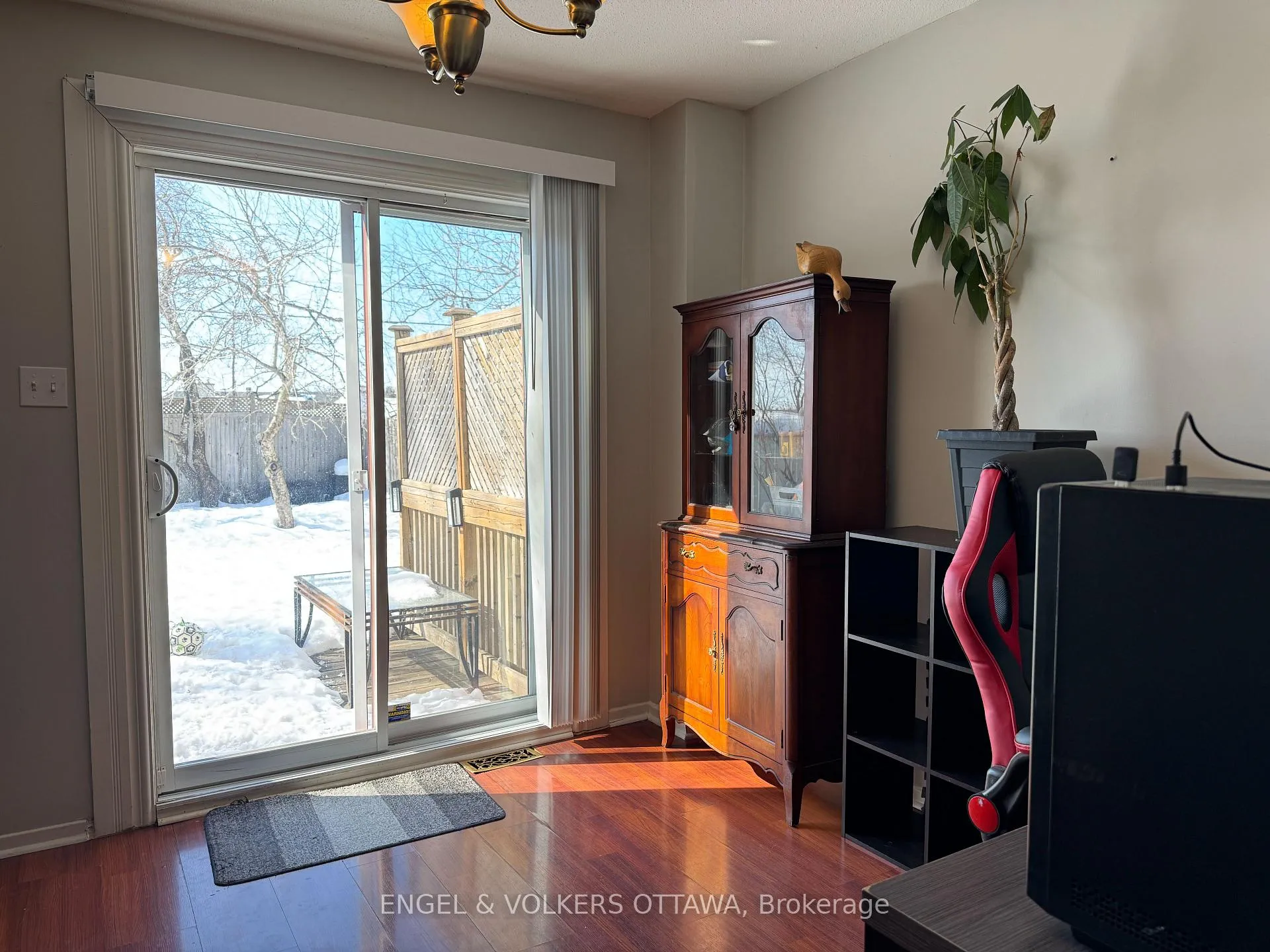 Photo 4 of 38 Chester Crescent, Ottawa, Barrhaven - On the Green — HOMEH