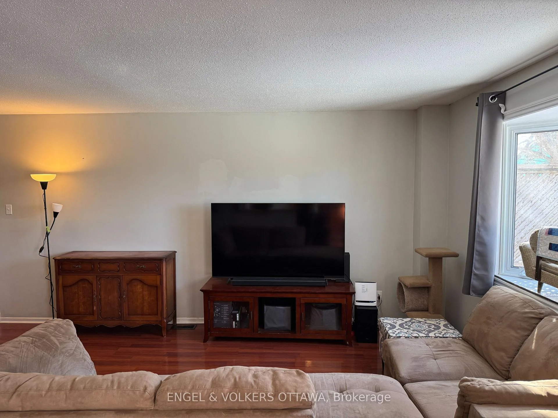 Photo 5 of 38 Chester Crescent, Ottawa, Barrhaven - On the Green — HOMEH