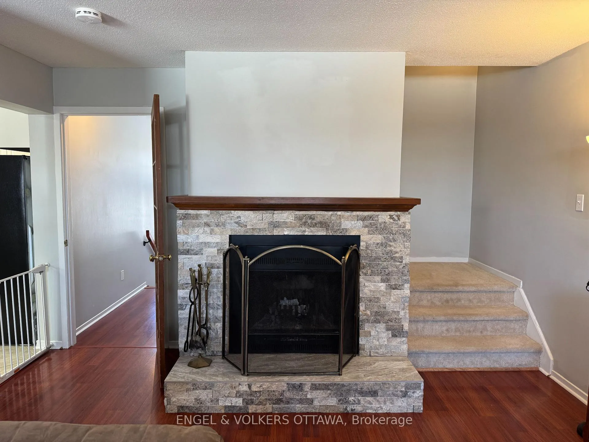 Photo 7 of 38 Chester Crescent, Ottawa, Barrhaven - On the Green — HOMEH
