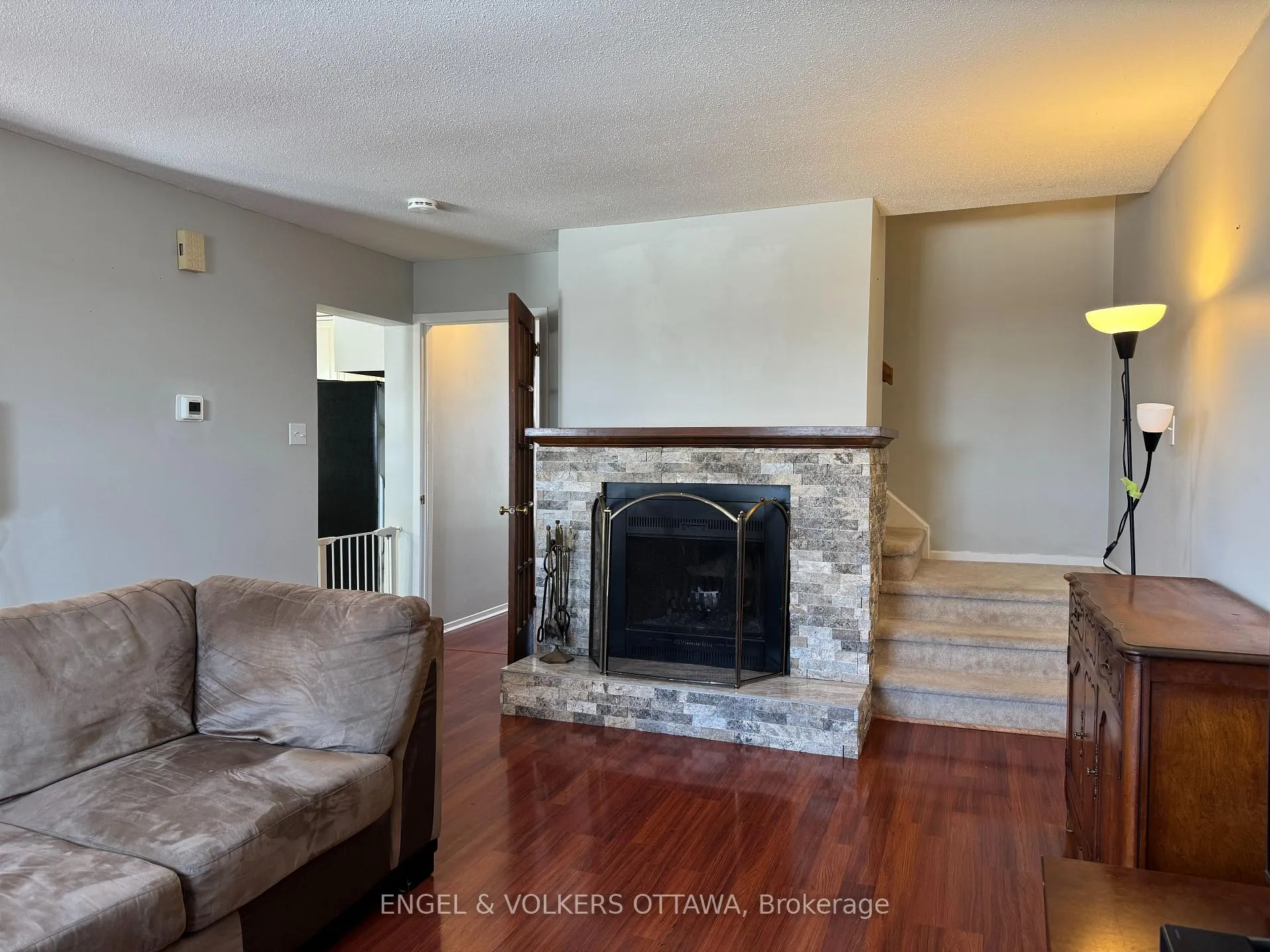 Photo 8 of 38 Chester Crescent, Ottawa, Barrhaven - On the Green — HOMEH