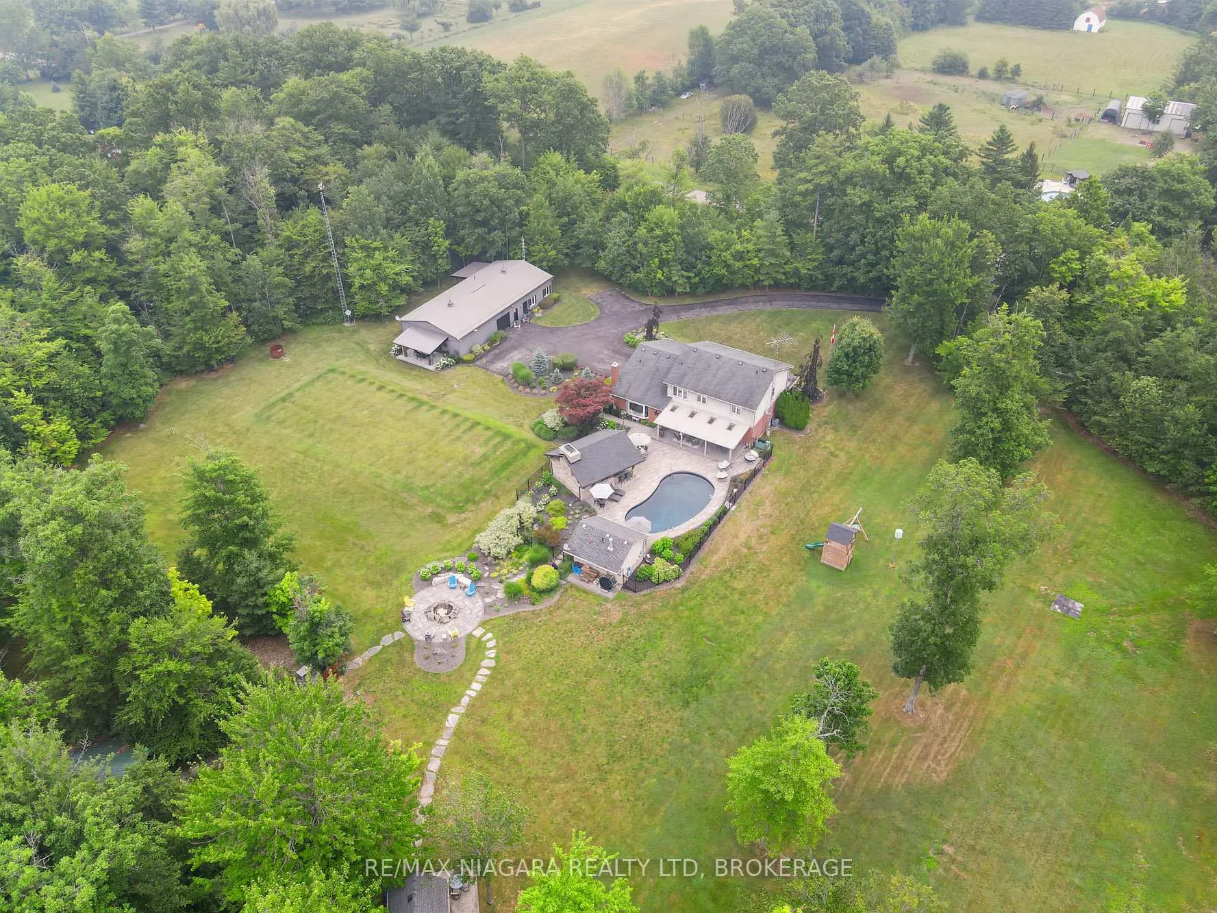 Photo 2 of 2738 Moyer Street, Pelham, North Pelham — HOMEH