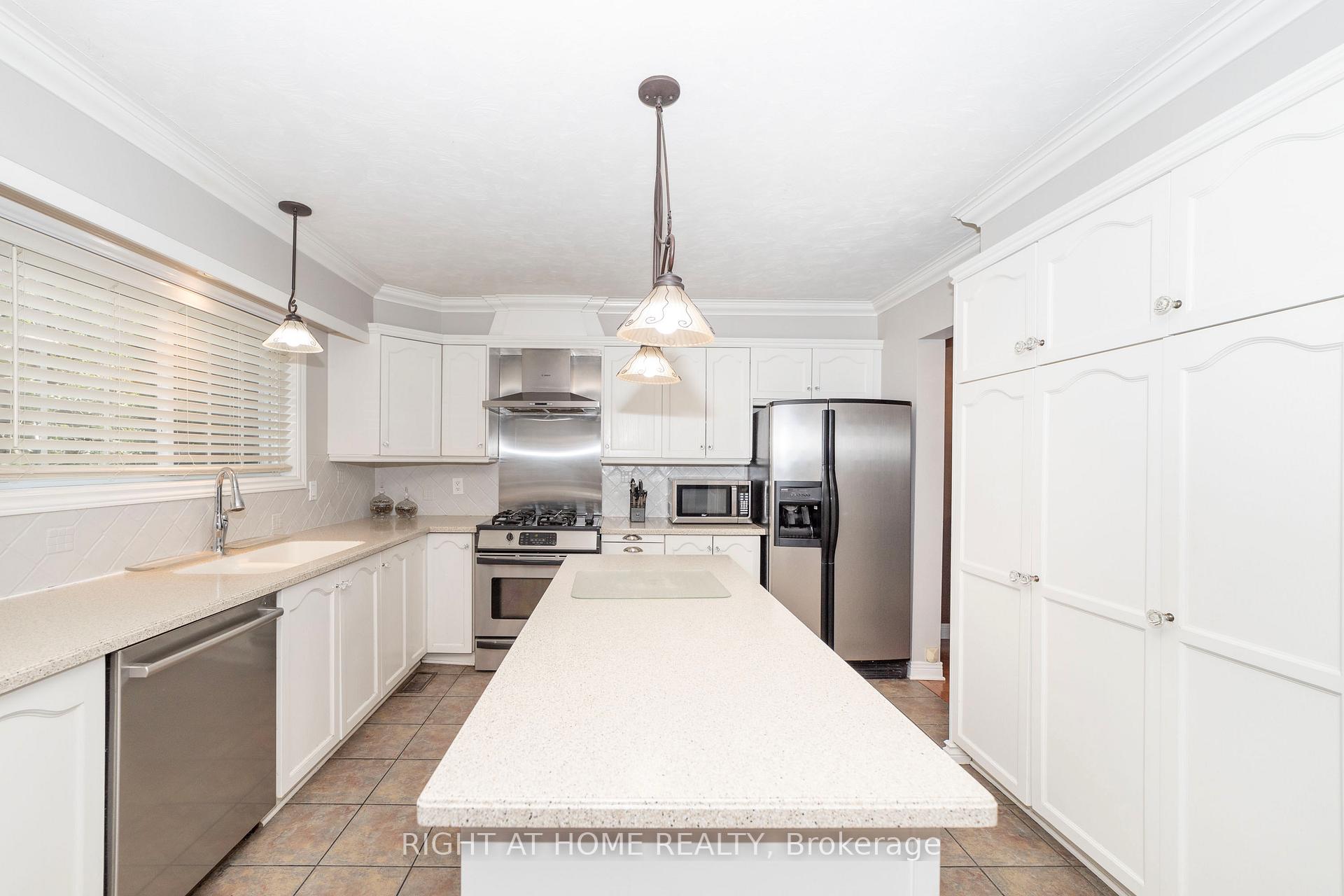 Photo 10 of 32 Ellisson Way, Ottawa, Hunt Club Park — HOMEH