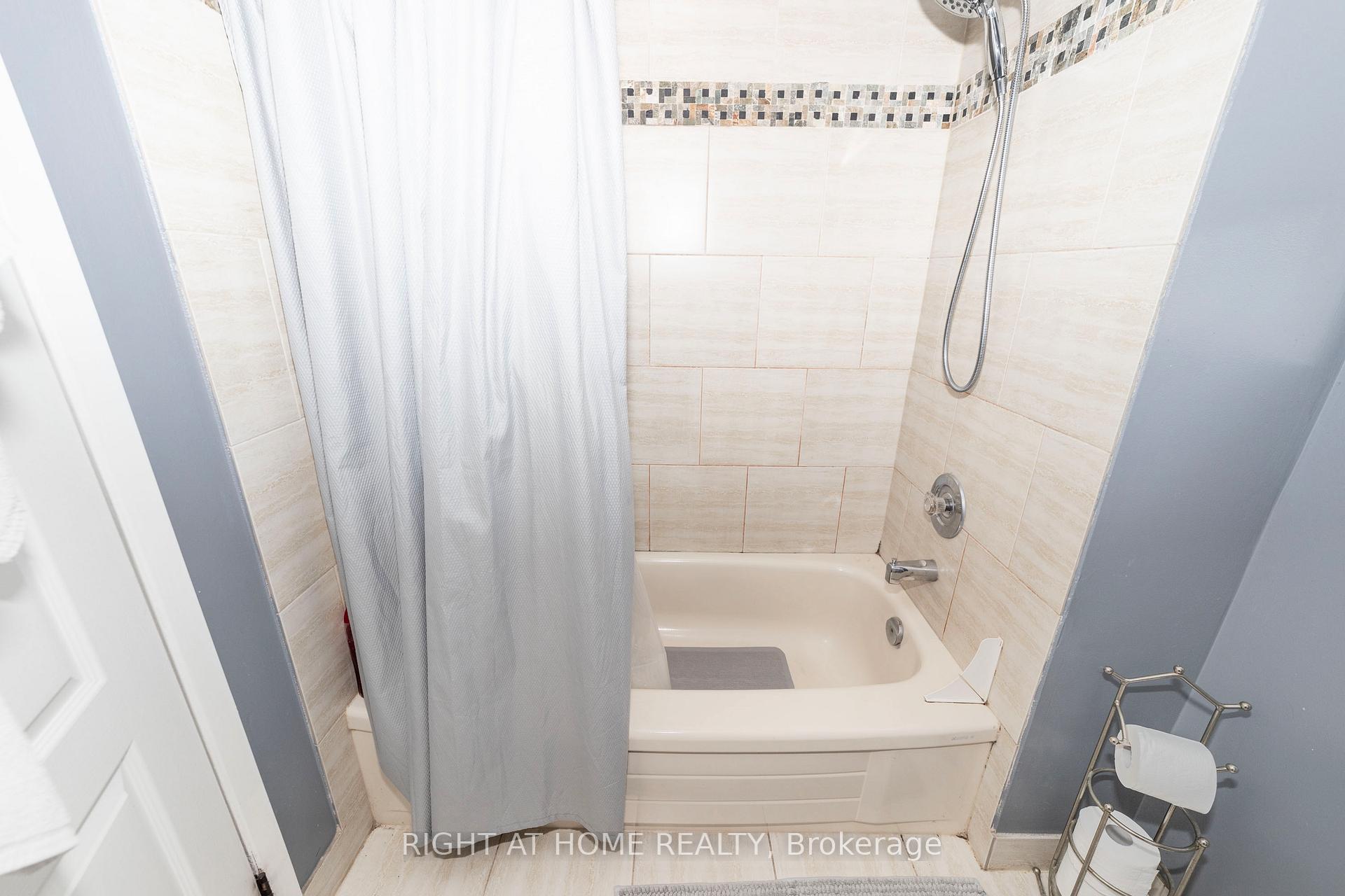 Photo 16 of 32 Ellisson Way, Ottawa, Hunt Club Park — HOMEH
