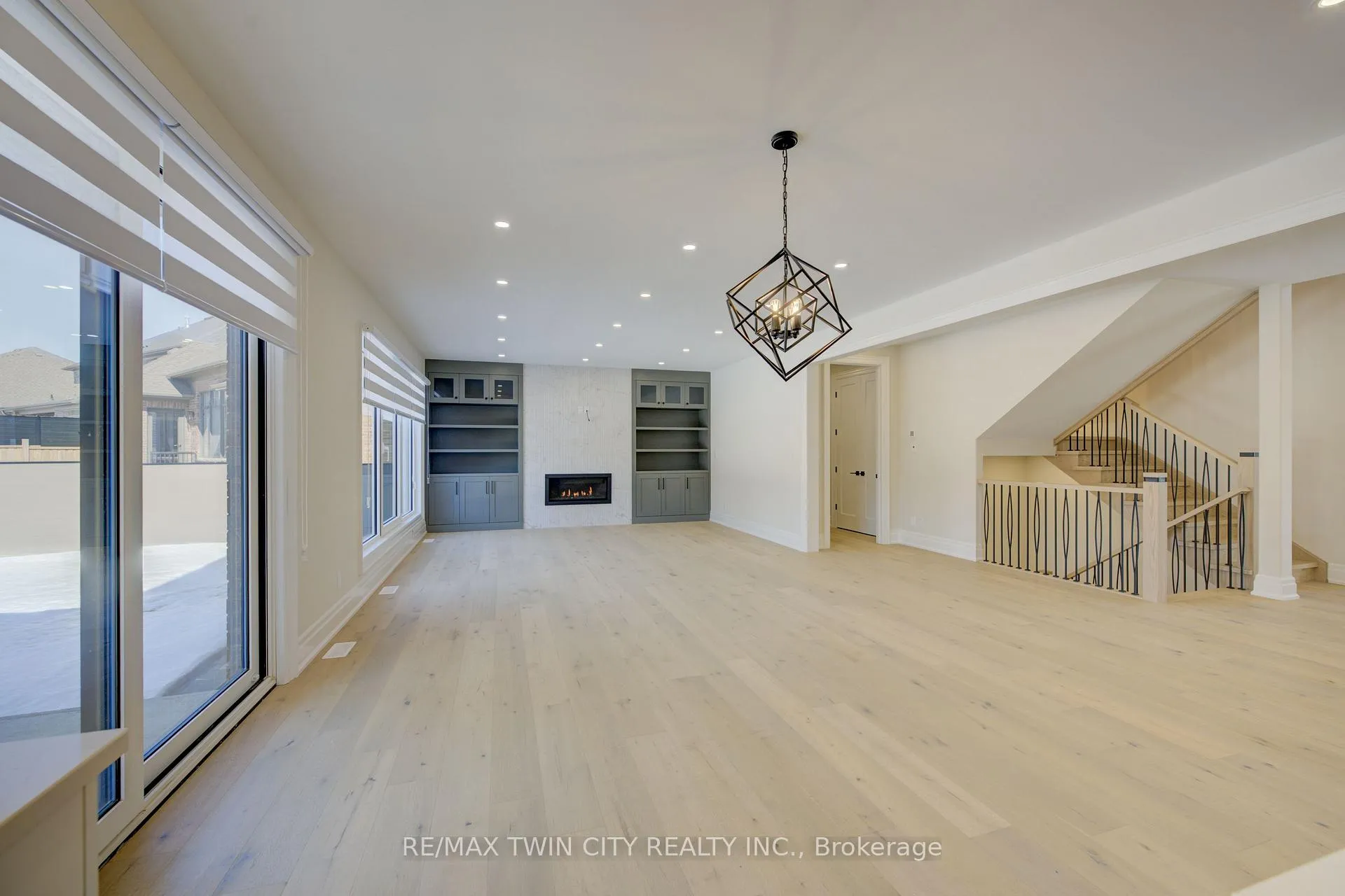 Photo 5 of 47 Pioneer Ridge Drive, Kitchener, Pioneer Tower West — HOMEH