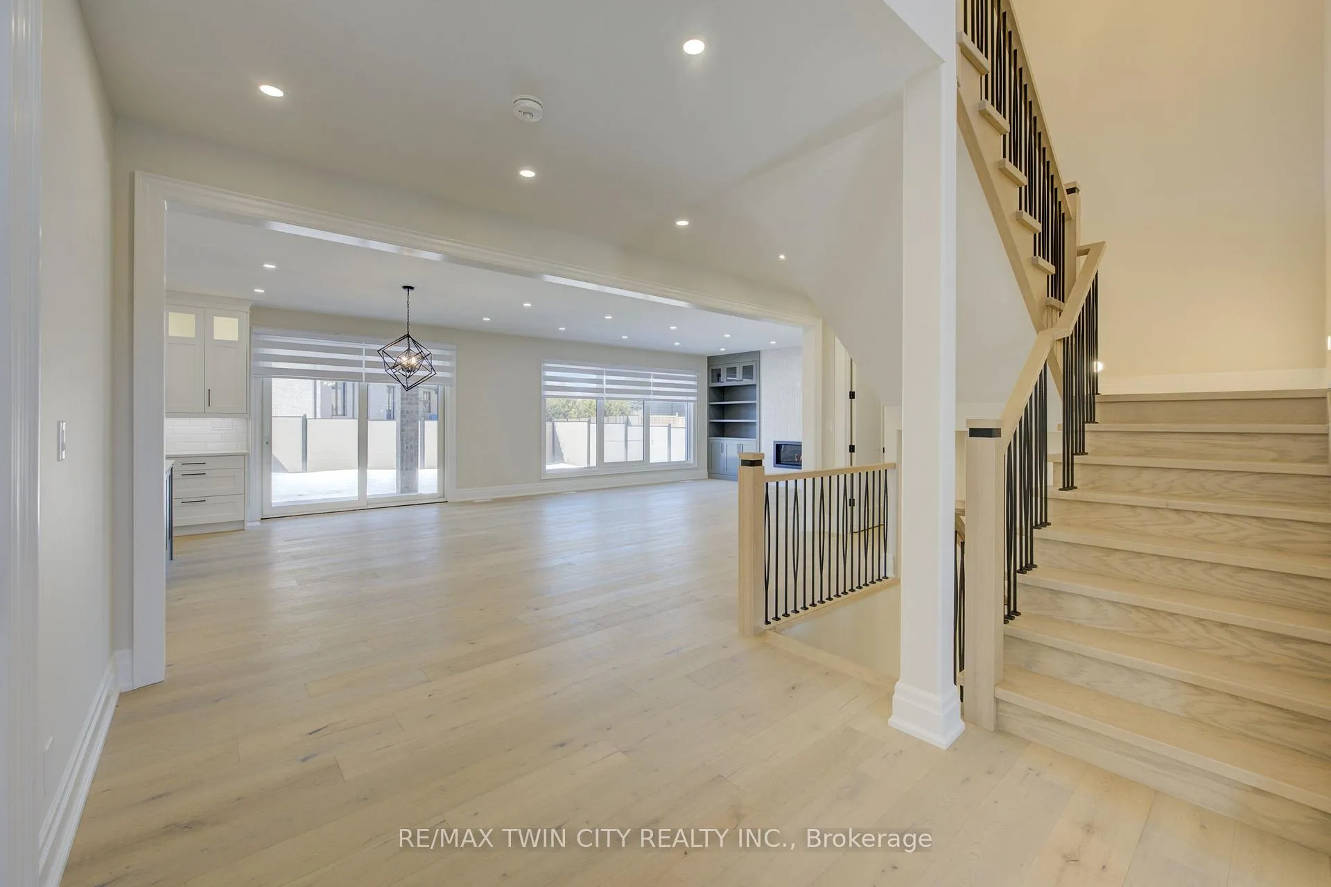 Photo 9 of 47 Pioneer Ridge Drive, Kitchener, Pioneer Tower West — HOMEH
