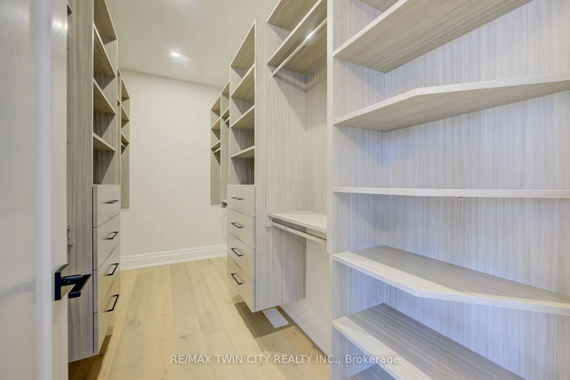 Photo 18 of 47 Pioneer Ridge Drive, Kitchener, Pioneer Tower West — HOMEH