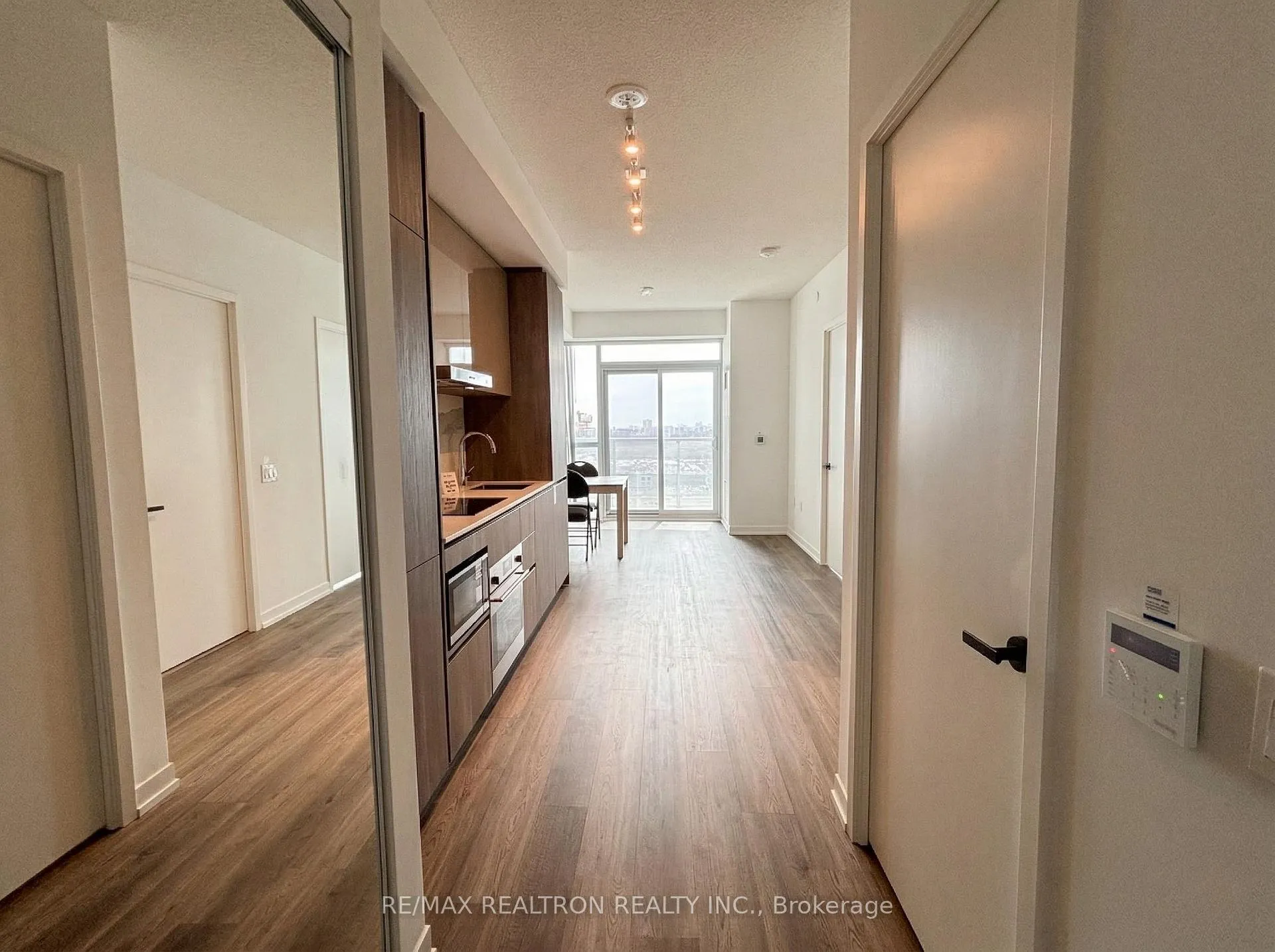 Photo 4 of Unit 1811, 8 Interchange Way, Vaughan, Vaughan Corporate Centre — HOMEH