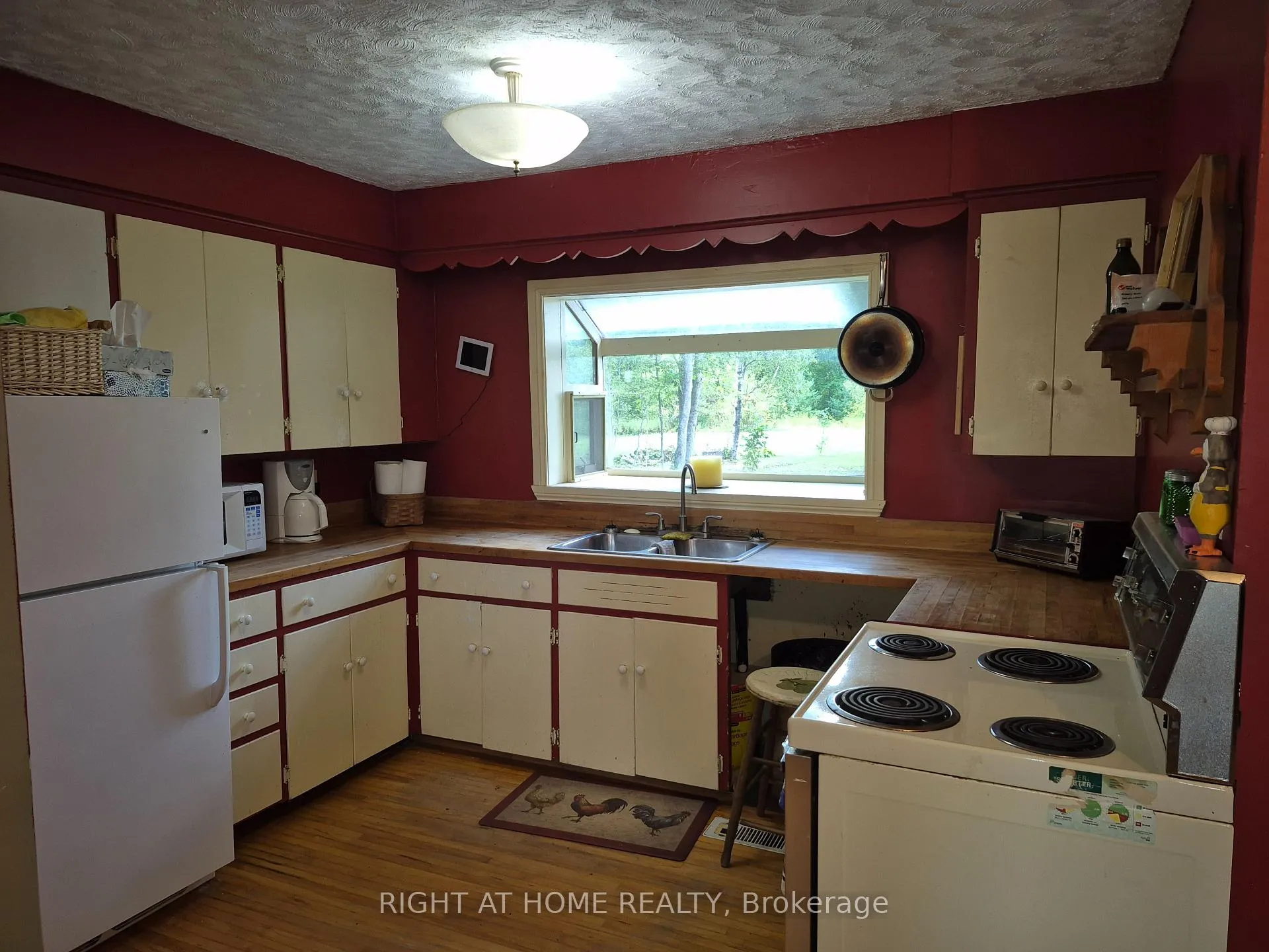Photo 4 of 326 Calabogie Road, McNab/Braeside, Mcnab/Braeside Twps — HOMEH