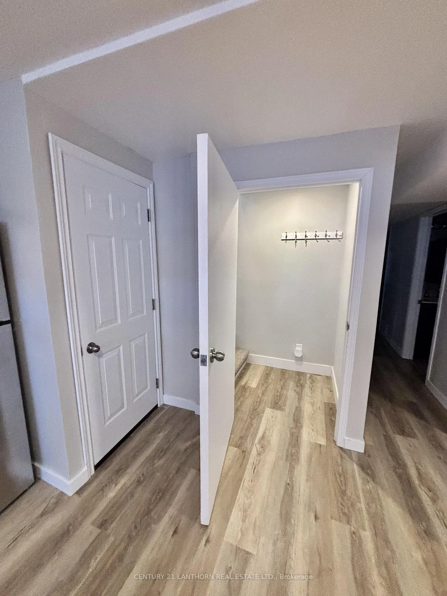 Photo 6 of Unit Lower, 3 1st Avenue, Prince Edward County, Wellington Ward — HOMEH