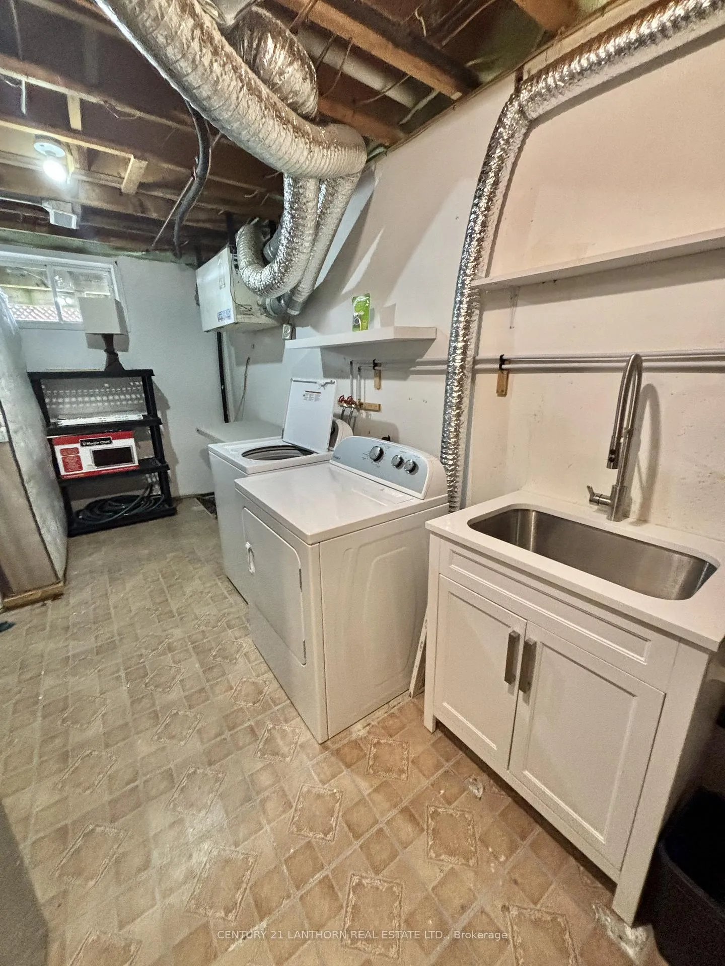 Photo 8 of Unit Lower, 3 1st Avenue, Prince Edward County, Wellington Ward — HOMEH