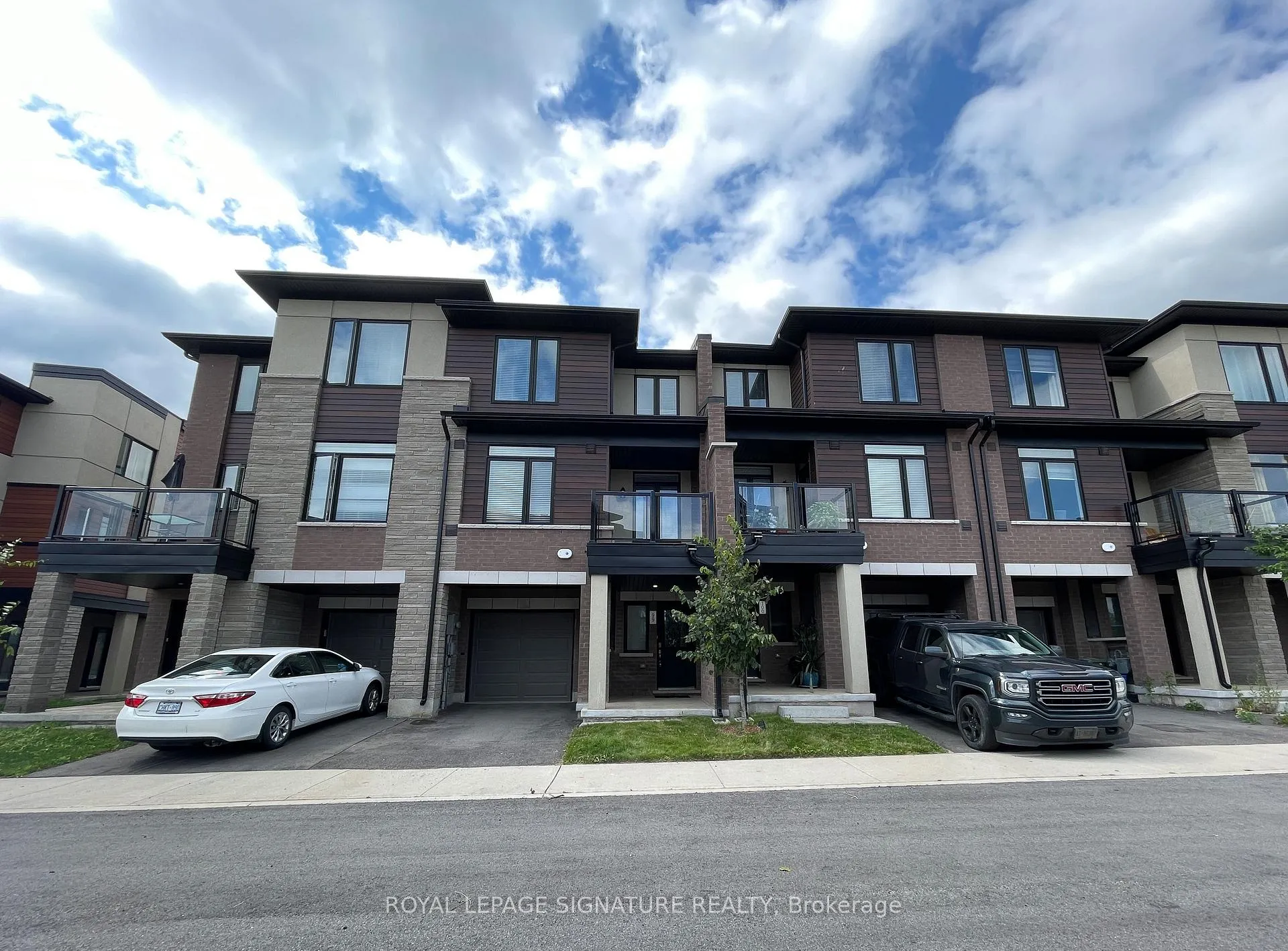 Front of Unit 99, 590 North Service Road E
