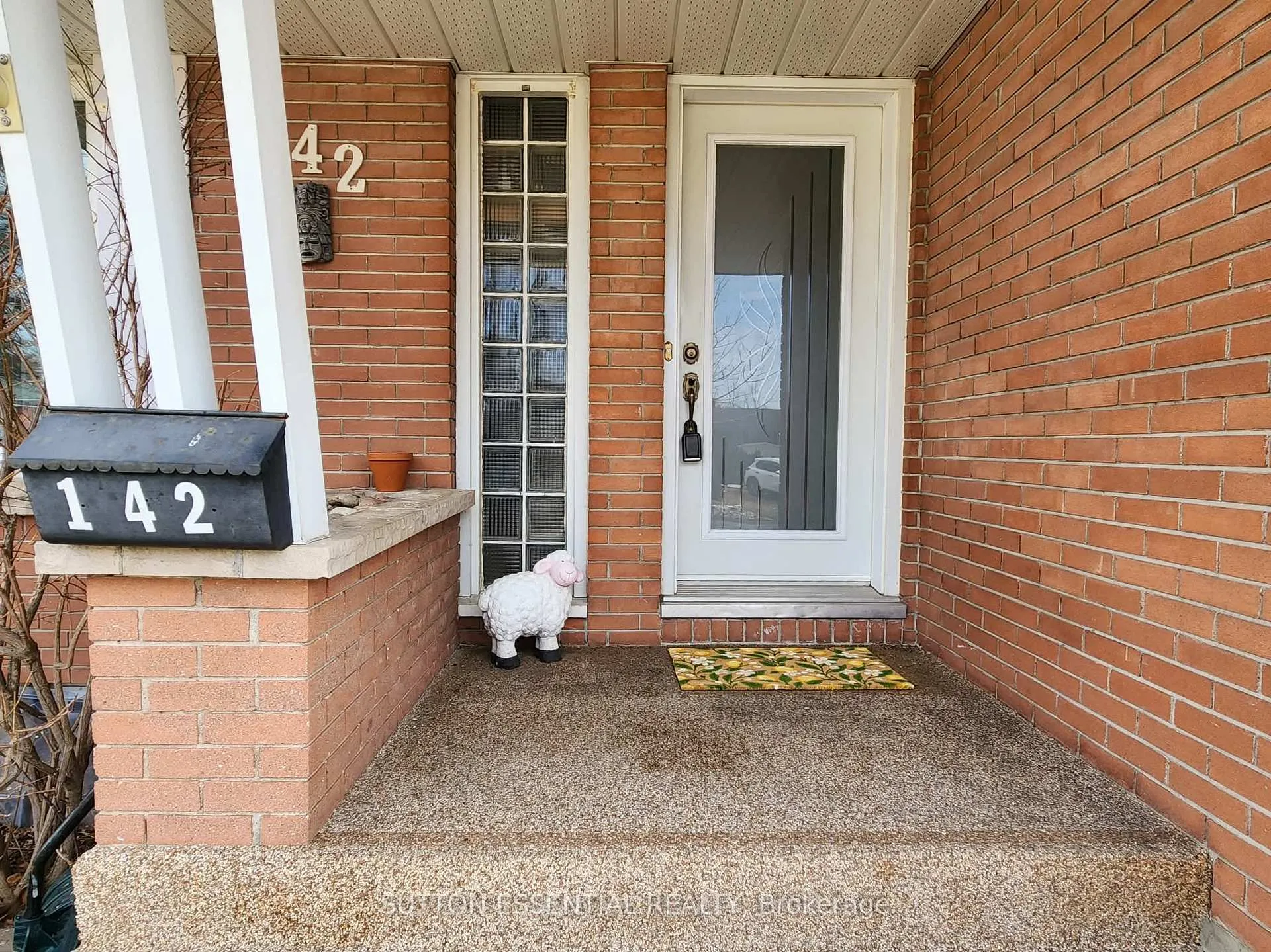 Photo 2 of 142 Manor Drive, Brockville — HOMEH