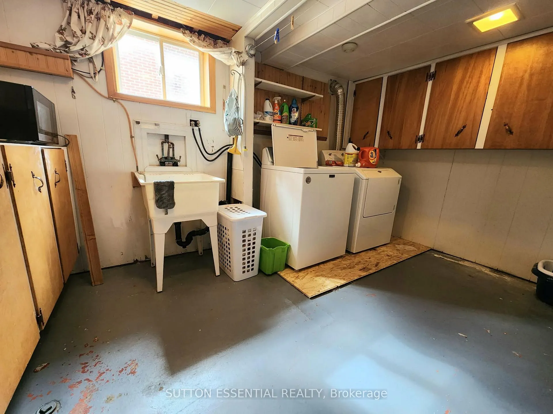 Photo 32 of 142 Manor Drive, Brockville — HOMEH
