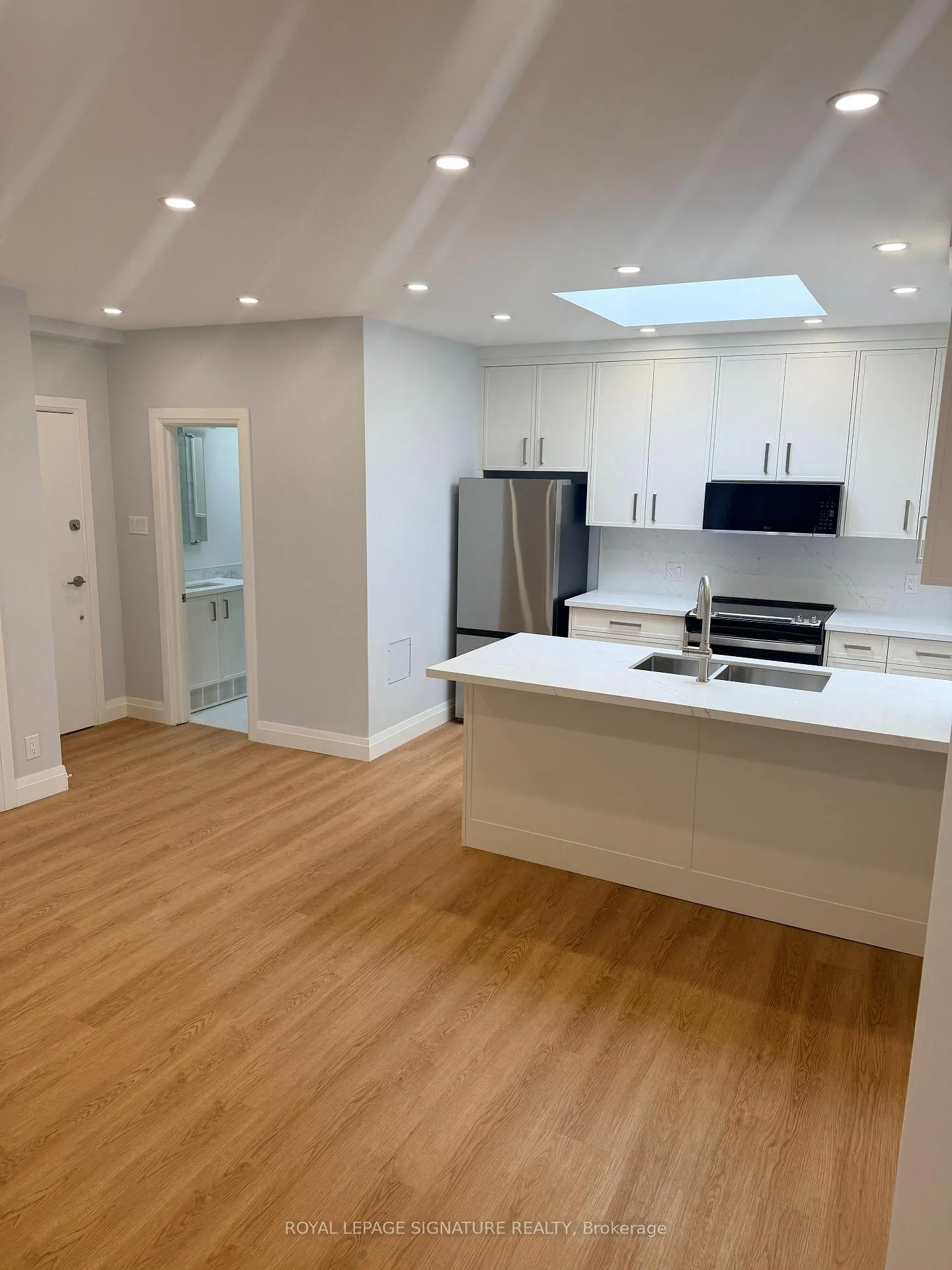 Photo 5 of Unit 2, 1727A Bayview Avenue, Toronto, Leaside — HOMEH