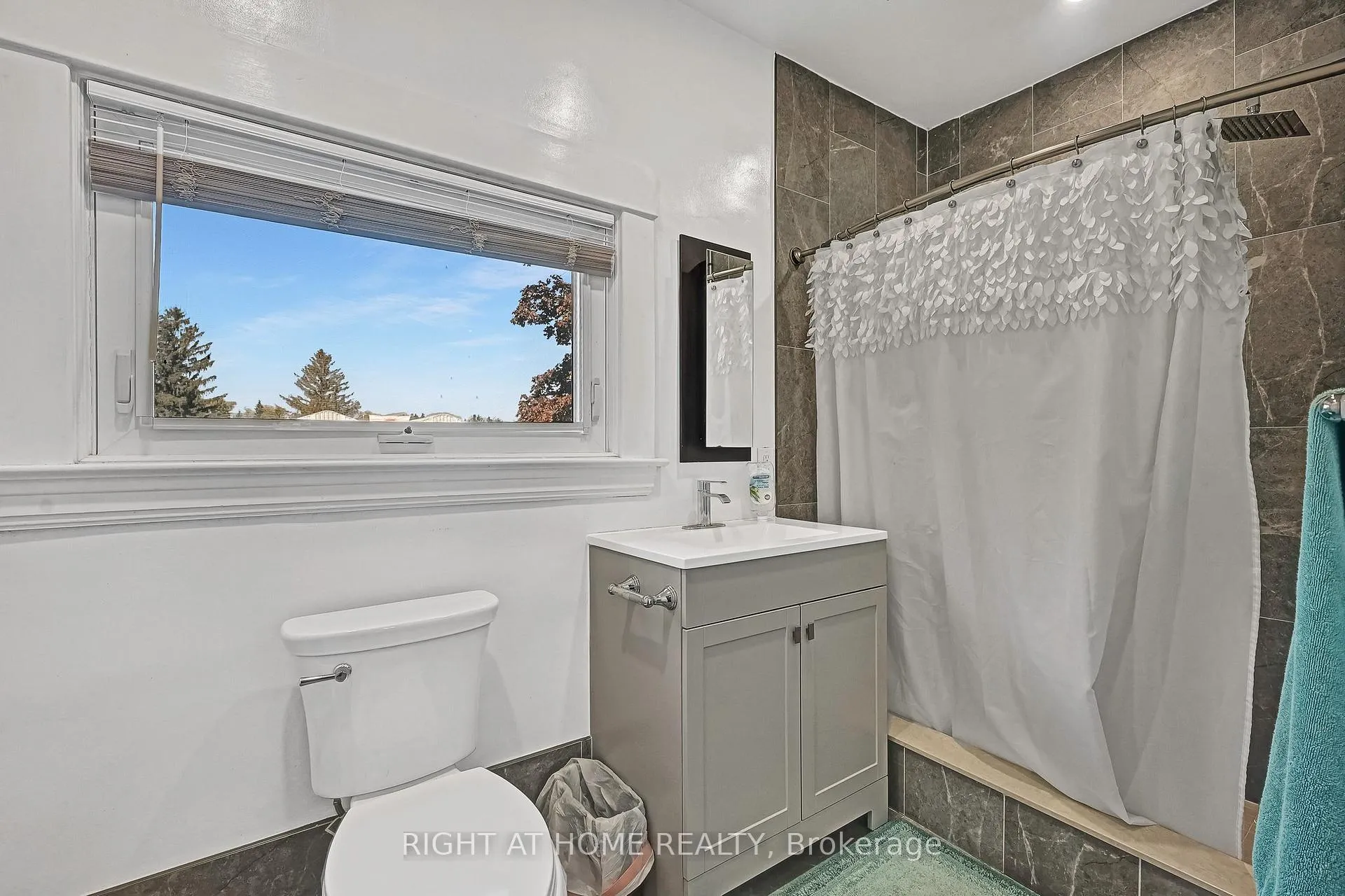 Photo 8 of 680 Winchester Road W, Whitby, Rural Whitby — HOMEH