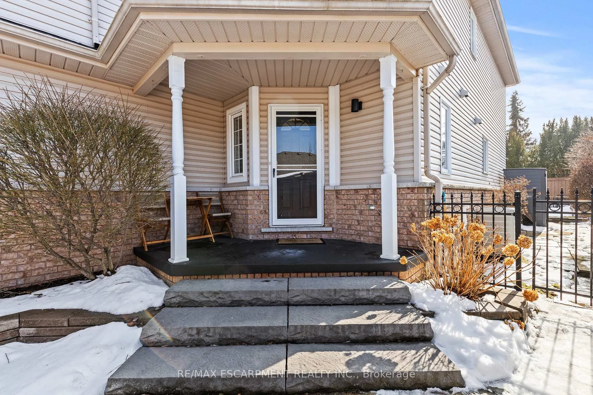 Photo 3 of 41 Griffith Drive, Grimsby, Grimsby East — HOMEH
