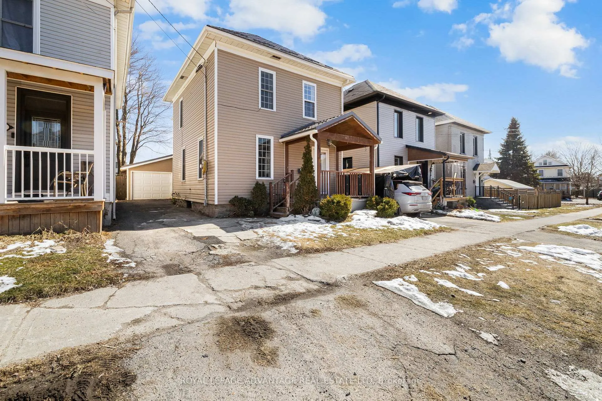 Photo 2 of 15 Kent Street, Smiths Falls — HOMEH
