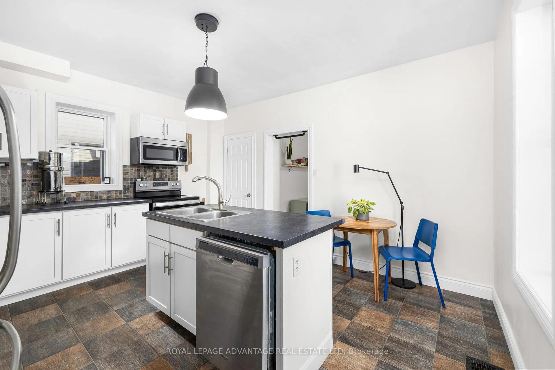 Photo 16 of 15 Kent Street, Smiths Falls — HOMEH