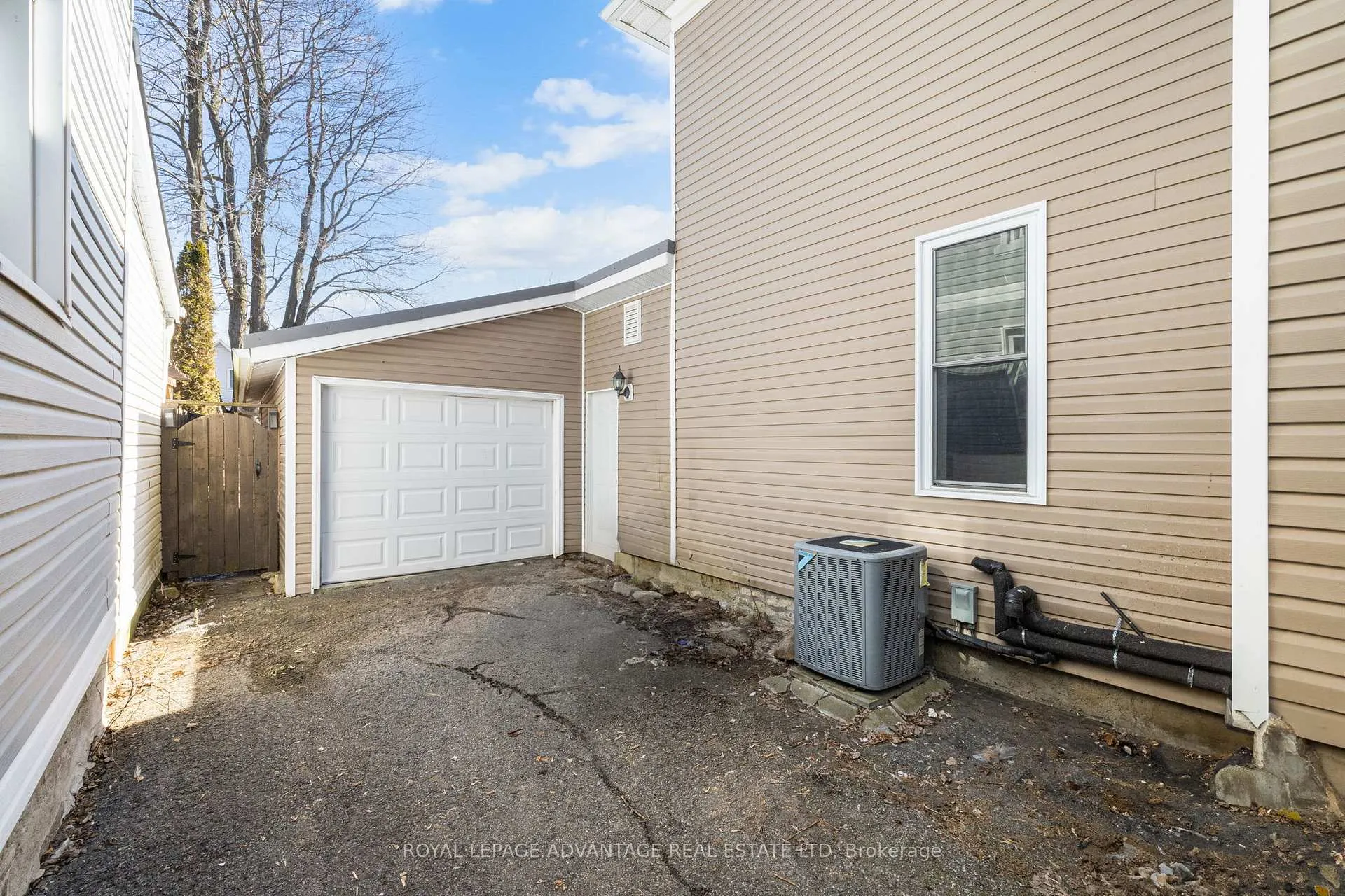 Photo 32 of 15 Kent Street, Smiths Falls — HOMEH