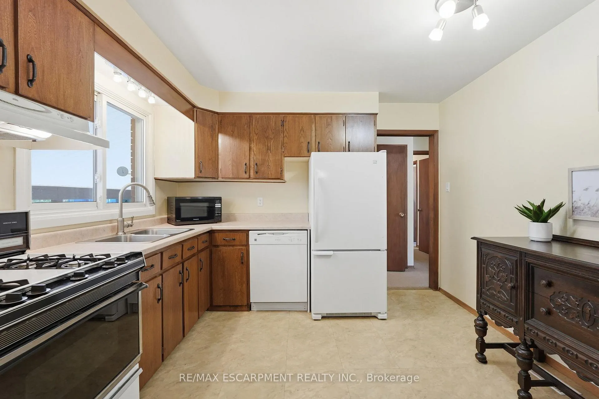 Photo 17 of 54 Nelson Street, Hamilton, Waterdown — HOMEH