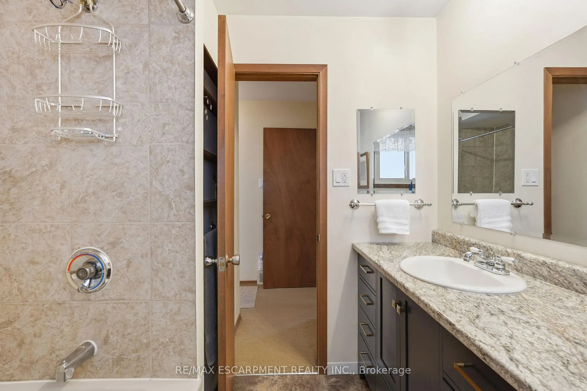 Photo 20 of 54 Nelson Street, Hamilton, Waterdown — HOMEH