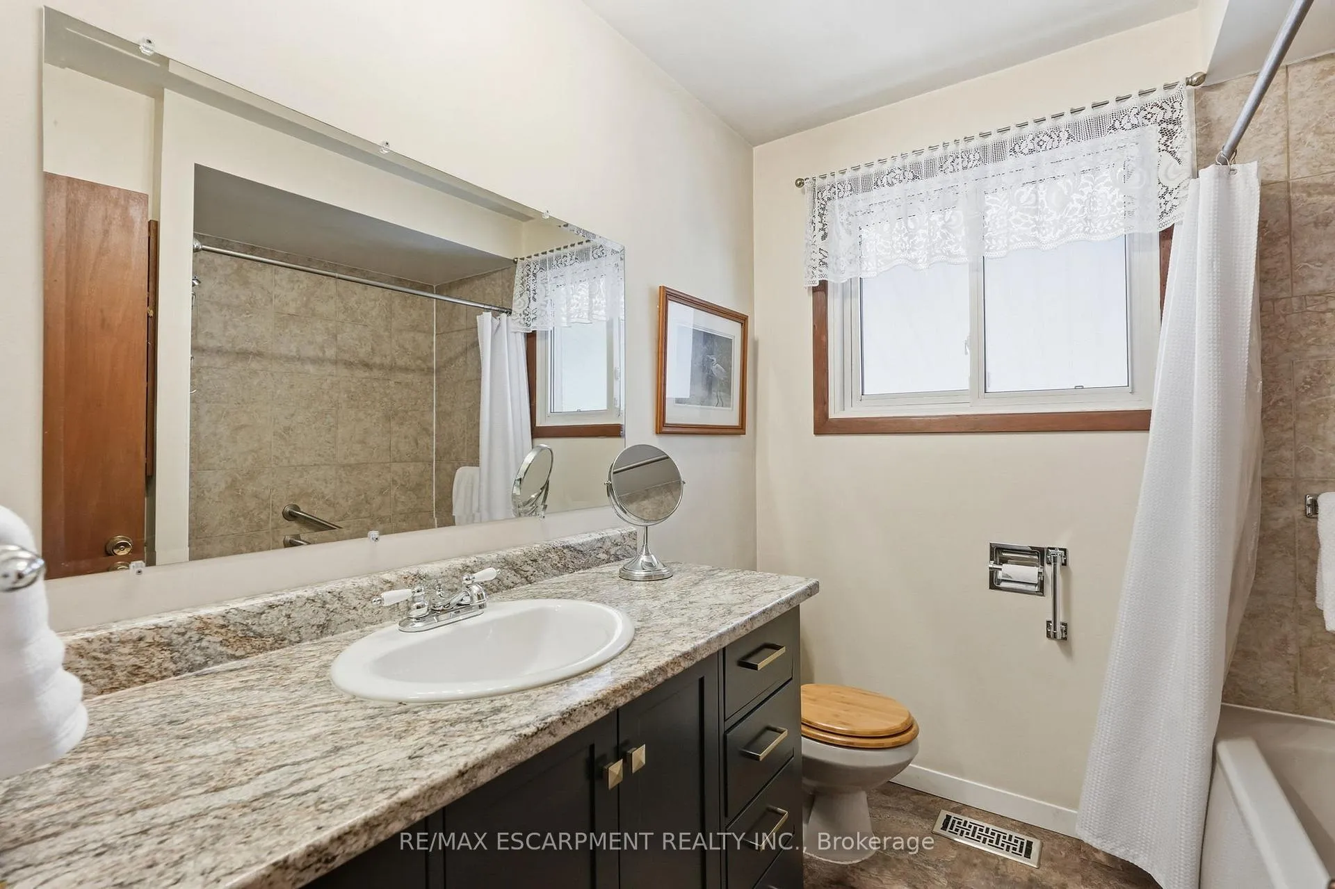 Photo 21 of 54 Nelson Street, Hamilton, Waterdown — HOMEH