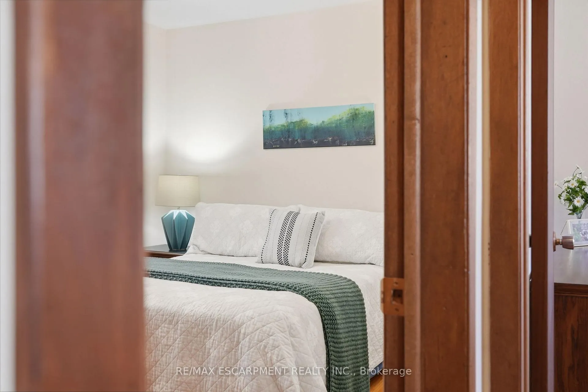 Photo 22 of 54 Nelson Street, Hamilton, Waterdown — HOMEH