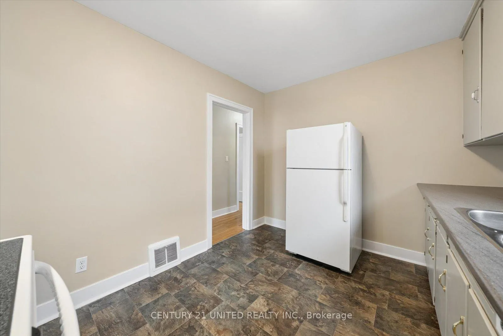 Photo 15 of 785 Brunswick Avenue, Peterborough, Otonabee Ward 1 — HOMEH