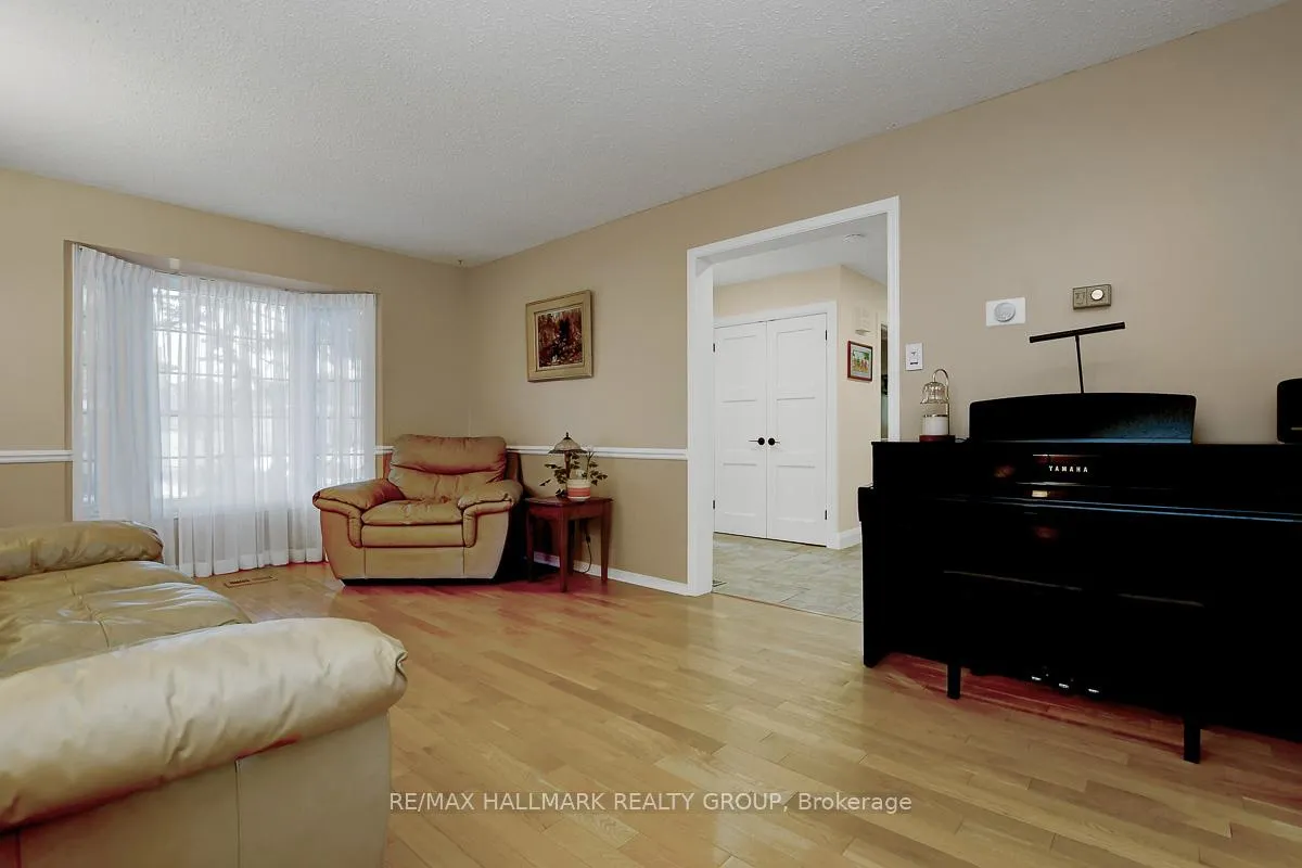 Photo 8 of 1692 Caminiti Crescent, Ottawa, Fallingbrook/Pineridge — HOMEH