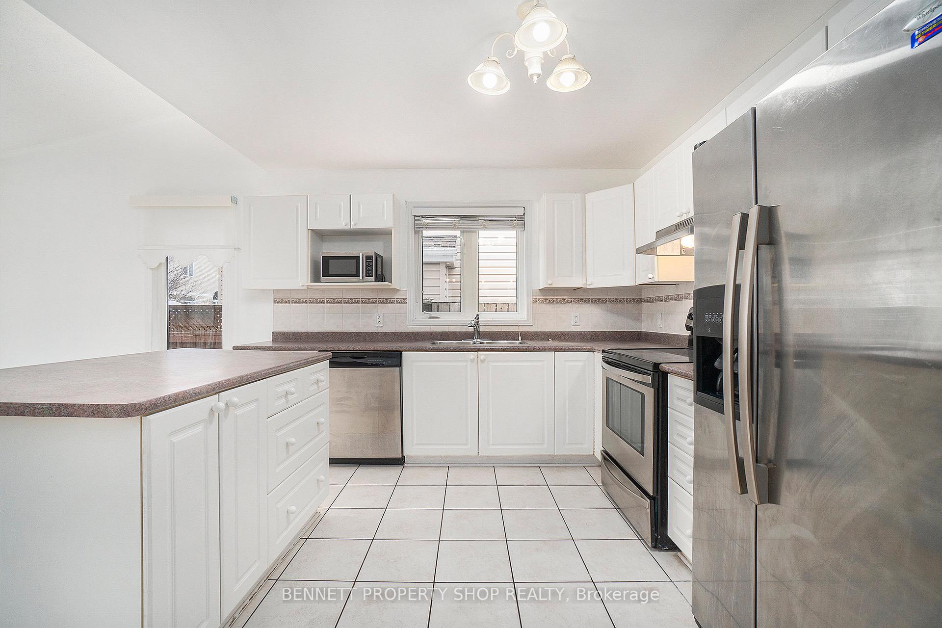 Photo 2 of 14 Craighall Circle, Ottawa, Hunt Club Park/Greenboro — HOMEH