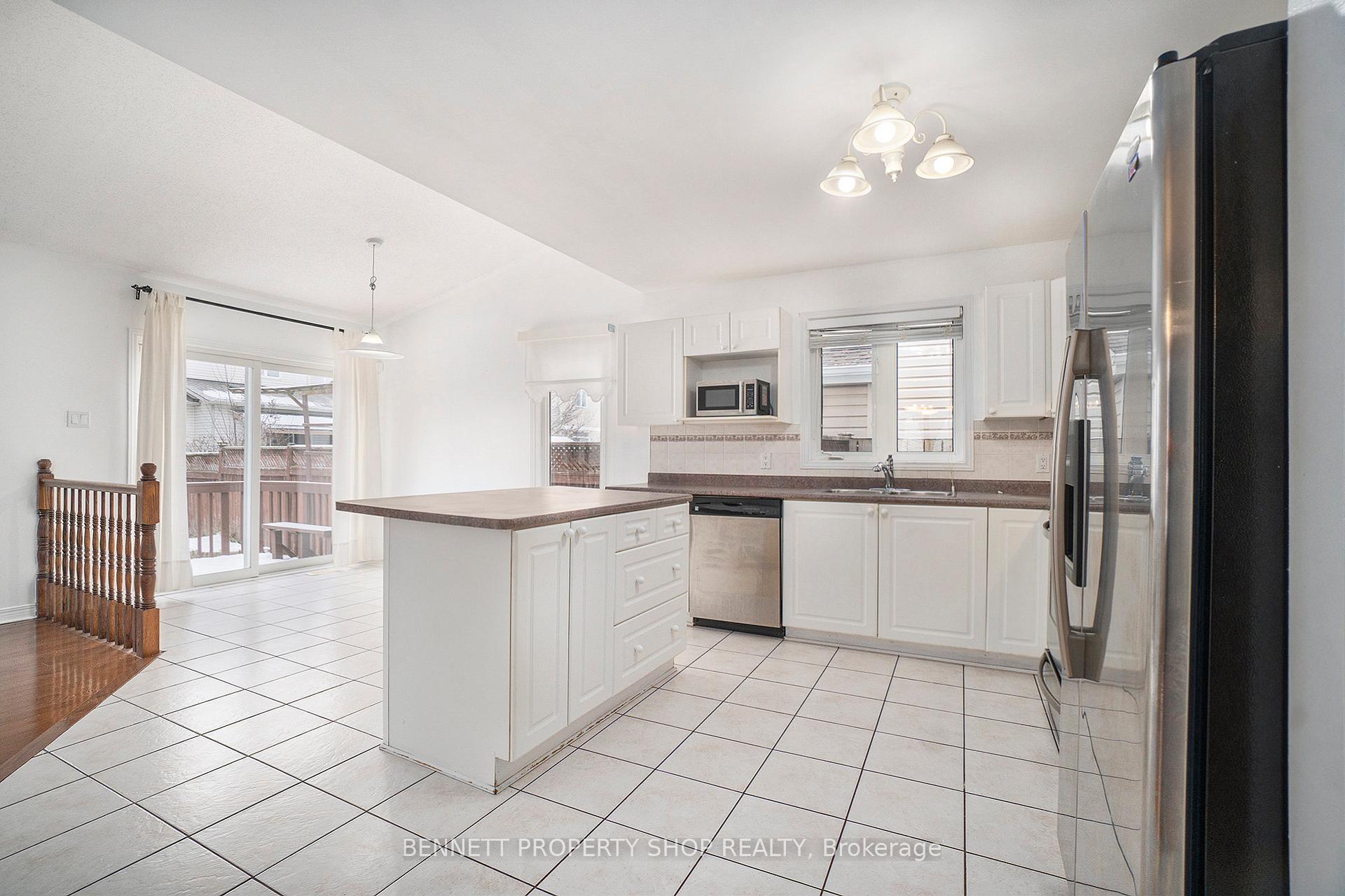 Photo 3 of 14 Craighall Circle, Ottawa, Hunt Club Park/Greenboro — HOMEH