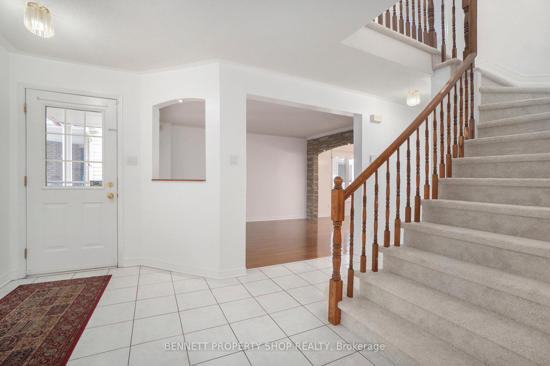 Photo 4 of 14 Craighall Circle, Ottawa, Hunt Club Park/Greenboro — HOMEH