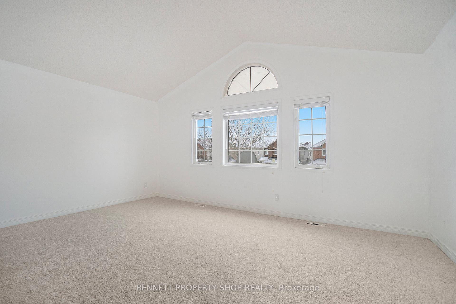 Photo 8 of 14 Craighall Circle, Ottawa, Hunt Club Park/Greenboro — HOMEH