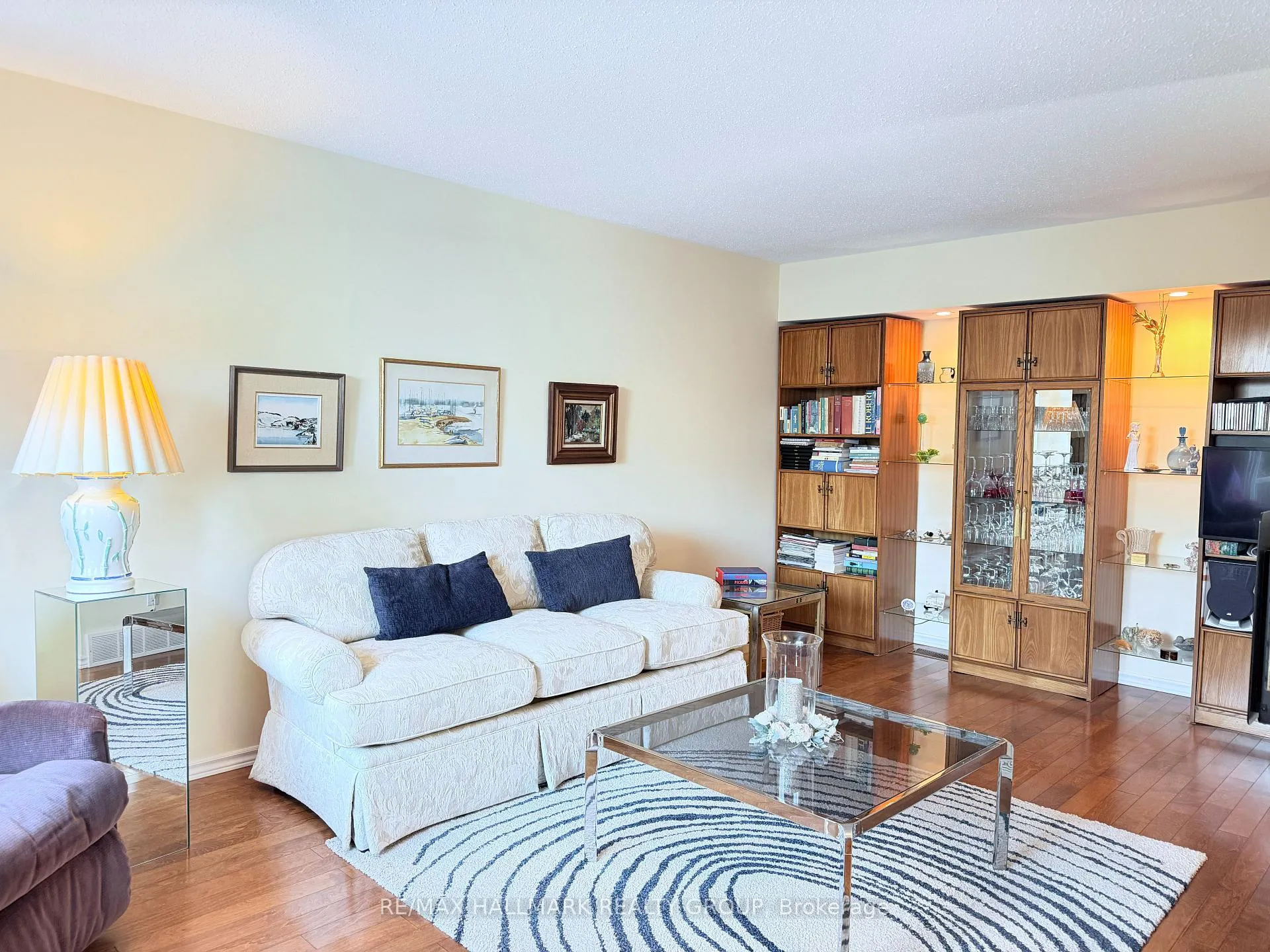 Photo 3 of Unit 8, 837 Eastvale Drive, Ottawa, Beaconwood — HOMEH