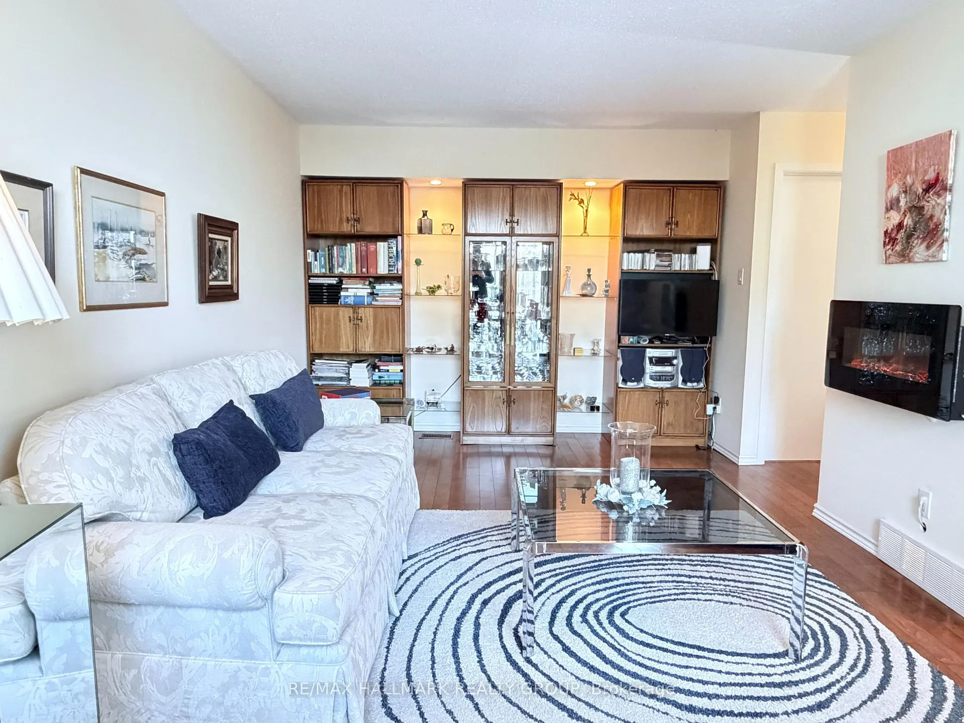 Photo 4 of Unit 8, 837 Eastvale Drive, Ottawa, Beaconwood — HOMEH