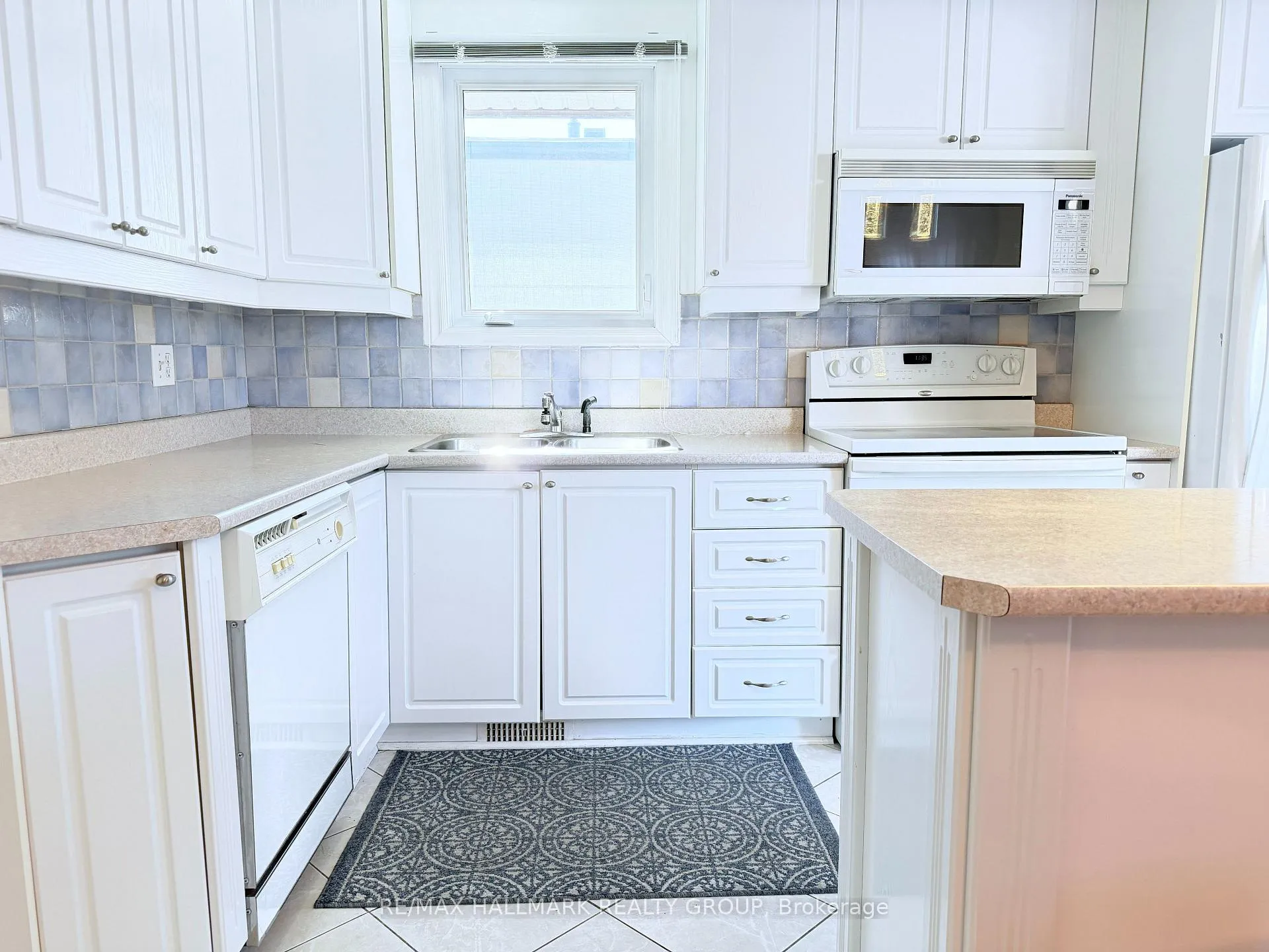 Photo 9 of Unit 8, 837 Eastvale Drive, Ottawa, Beaconwood — HOMEH