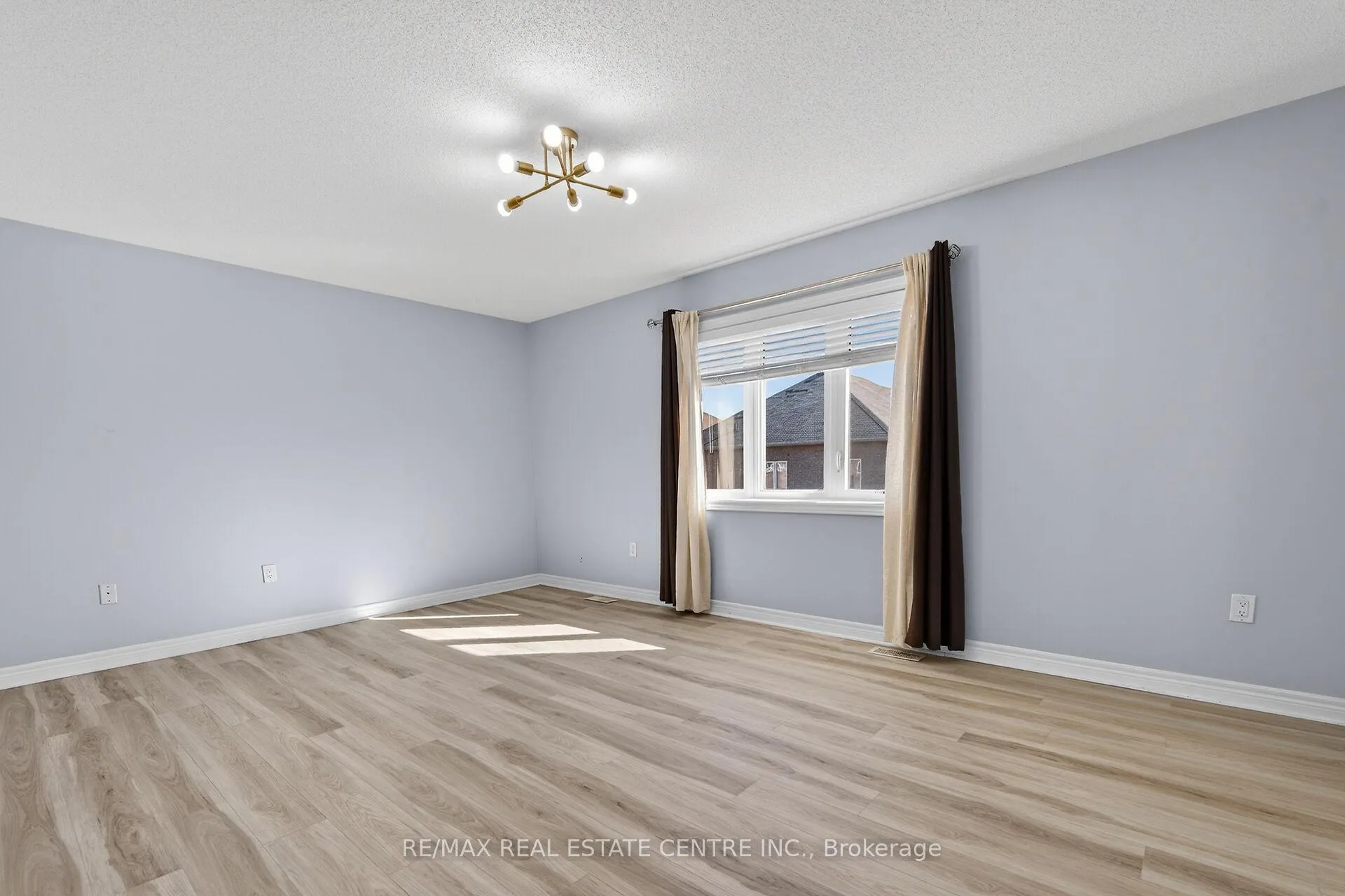 Photo 4 of 244 Raymond Road, Hamilton, Meadowlands — HOMEH