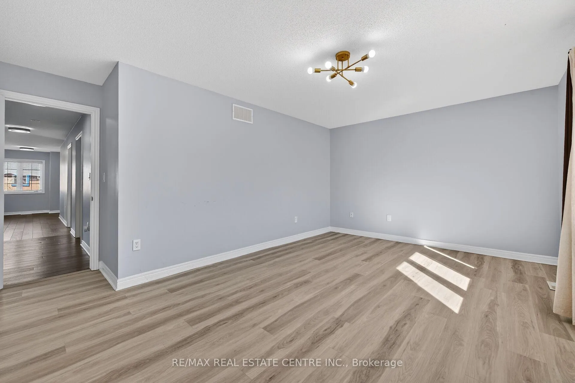 Photo 5 of 244 Raymond Road, Hamilton, Meadowlands — HOMEH