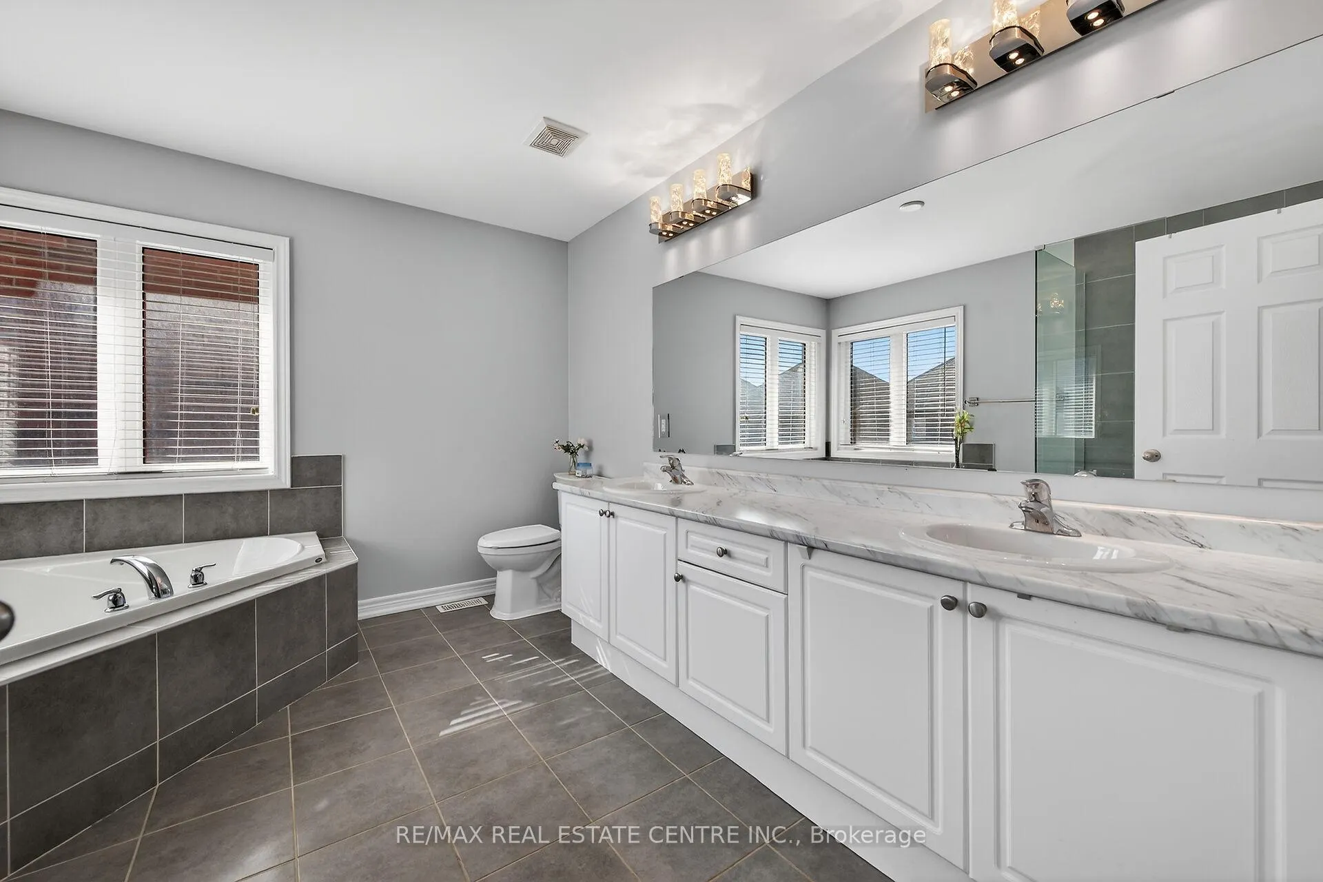 Photo 23 of 244 Raymond Road, Hamilton, Meadowlands — HOMEH