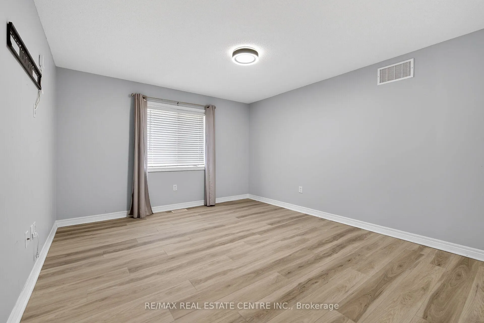 Photo 24 of 244 Raymond Road, Hamilton, Meadowlands — HOMEH