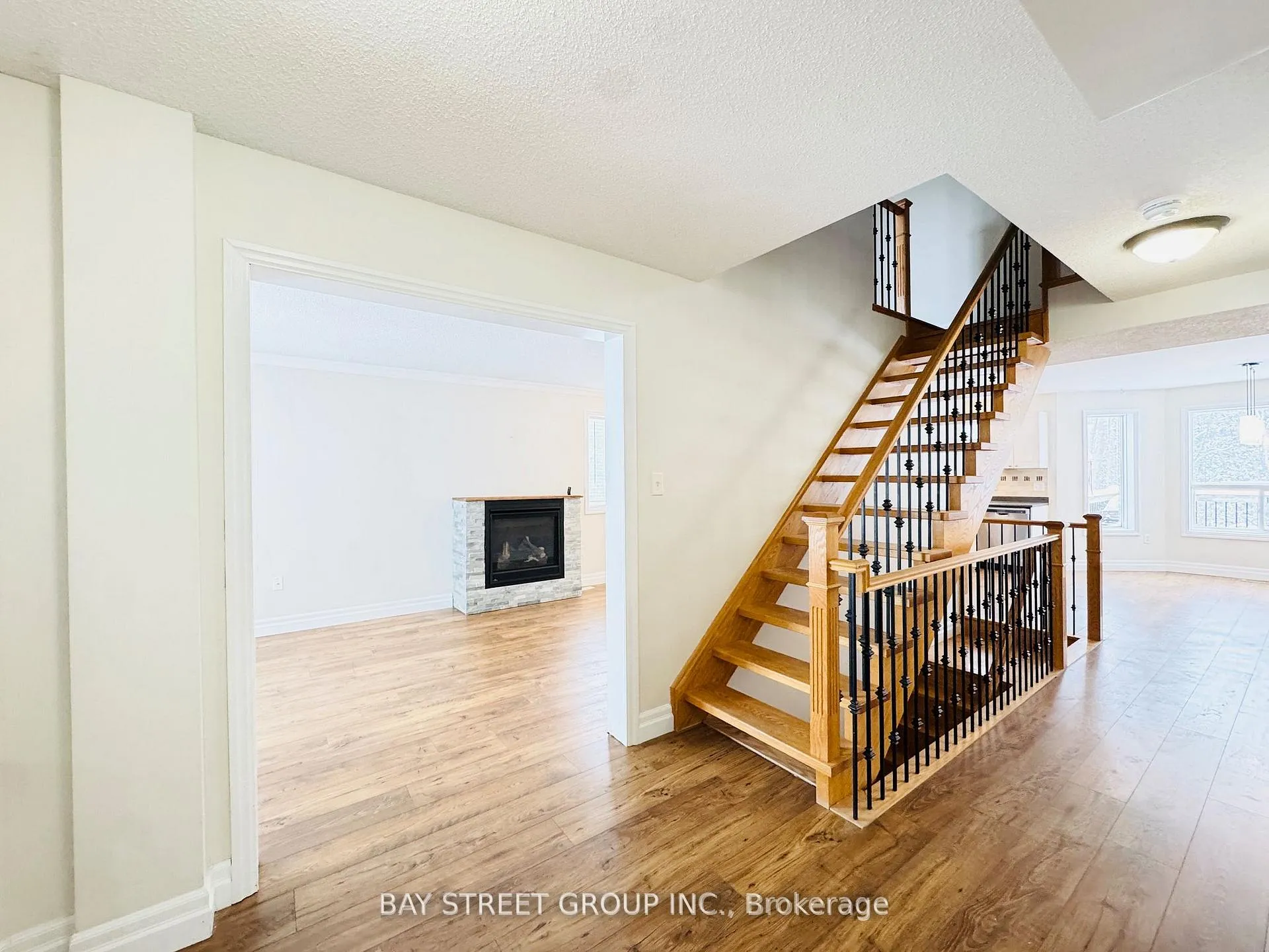 Photo 2 of 28 Shalom Way, Barrie, Painswick South — HOMEH