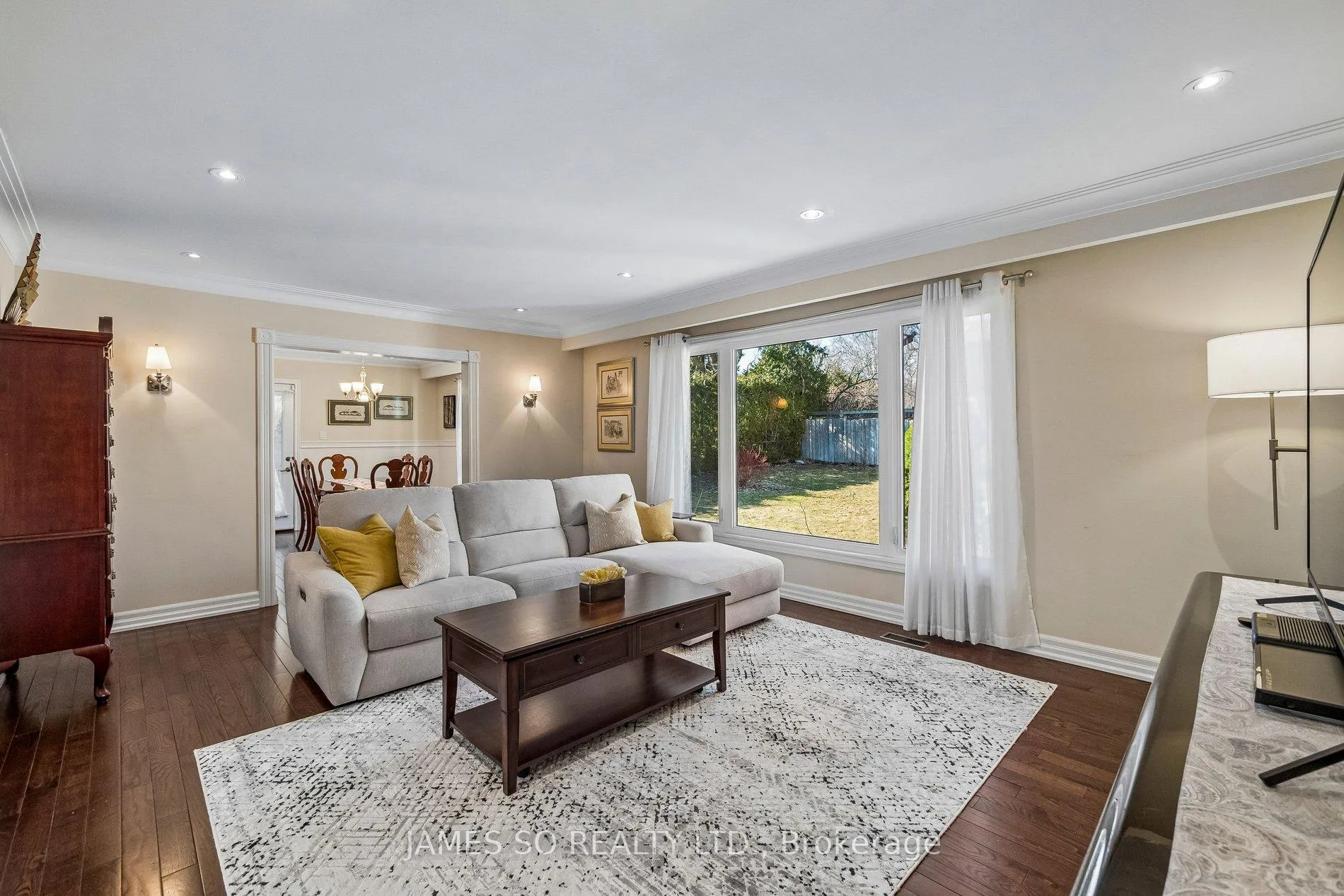 Photo 4 of 129 Bannatyne Drive, North York, St. Andrew-Windfields — HOMEH