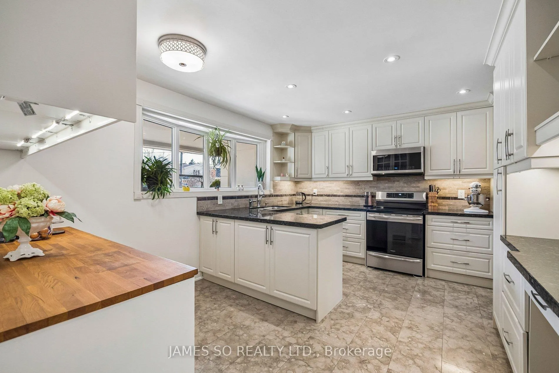 Photo 6 of 129 Bannatyne Drive, North York, St. Andrew-Windfields — HOMEH