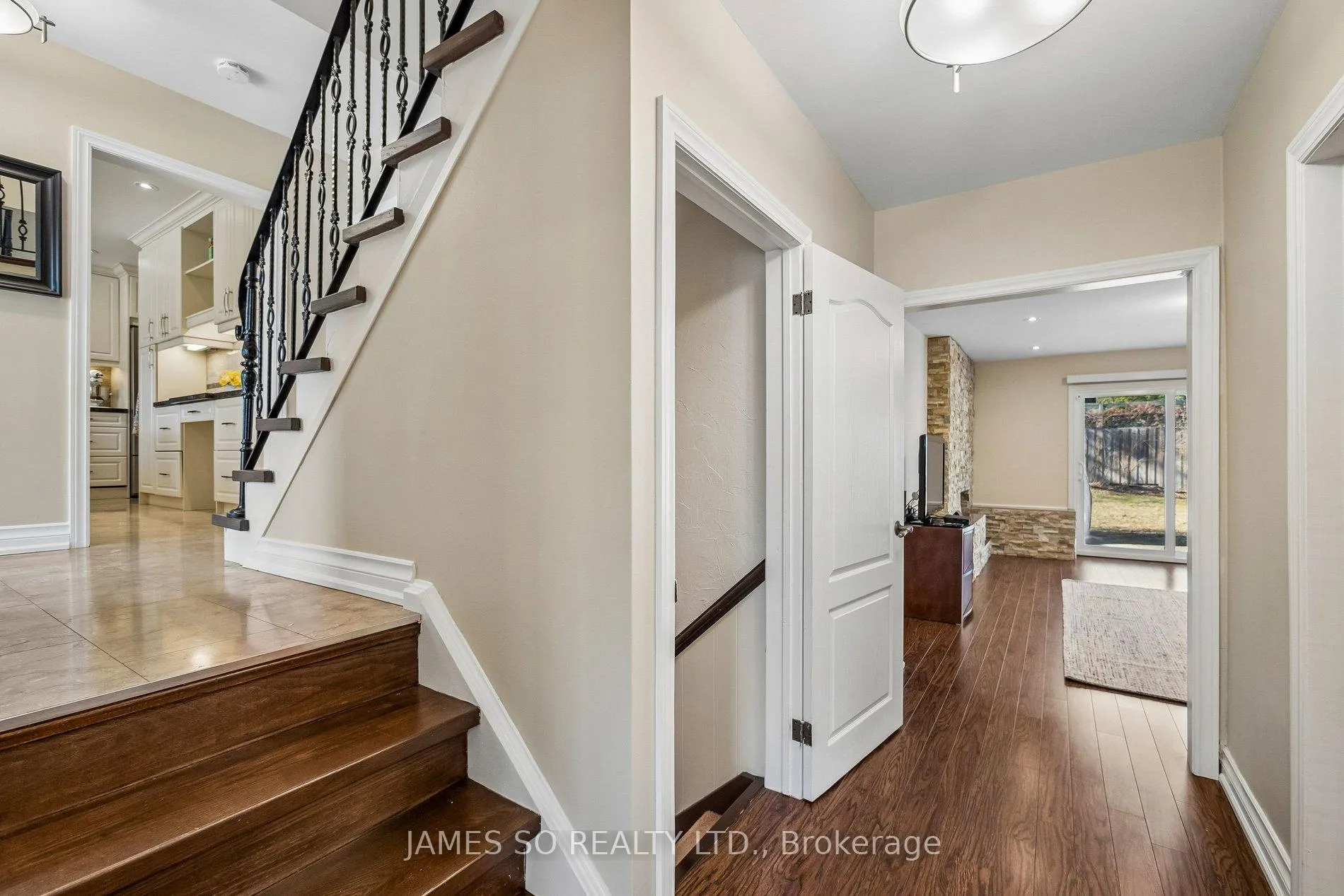 Photo 8 of 129 Bannatyne Drive, North York, St. Andrew-Windfields — HOMEH