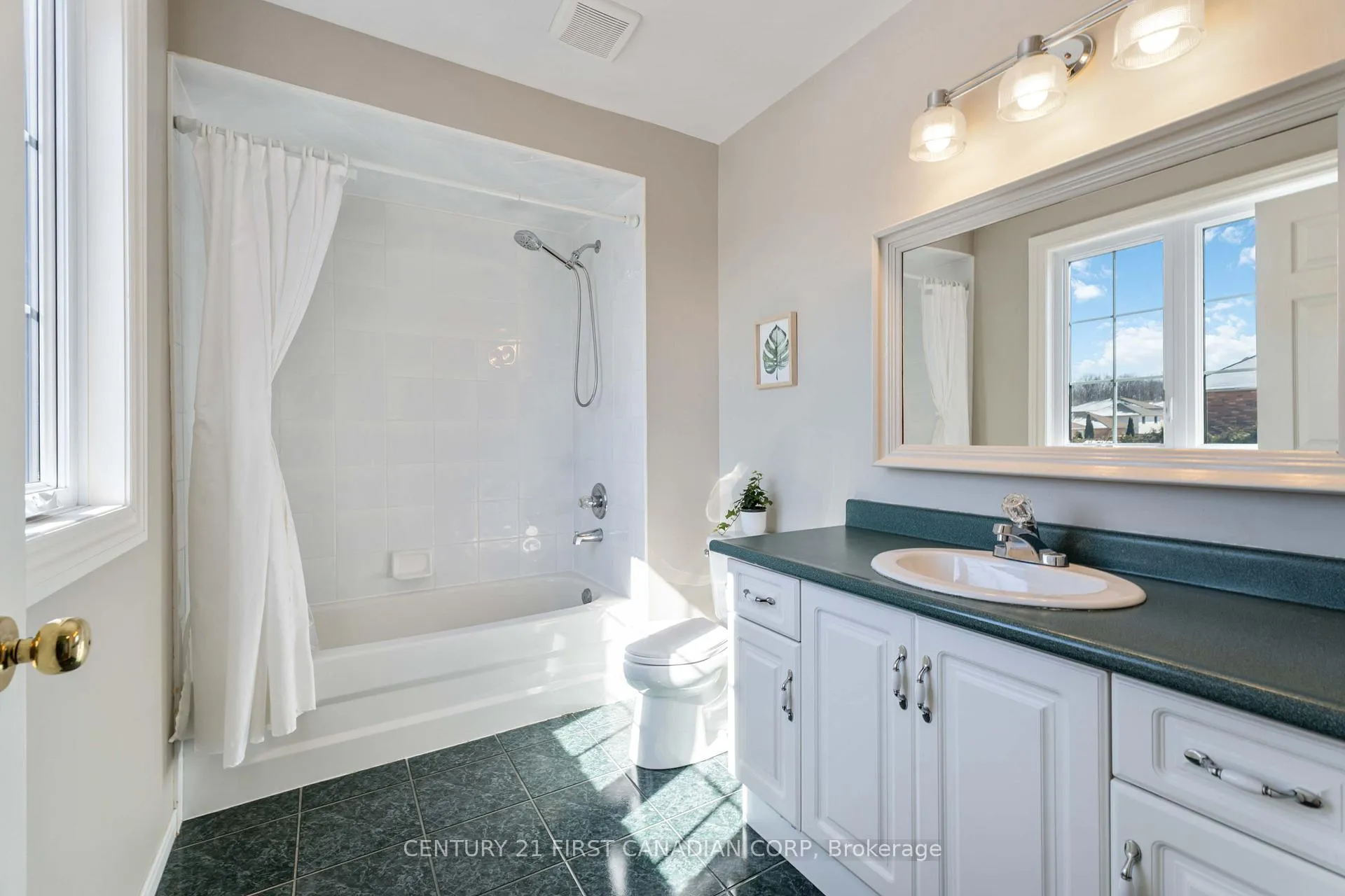 Photo 20 of 49 Foxtrot Drive, Hamilton, Stoney Creek Mountain — HOMEH