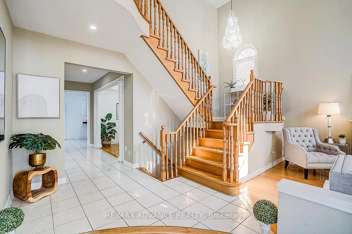 Photo 12 of 16 St Etienne Drive, Vaughan, Vellore Village — HOMEH