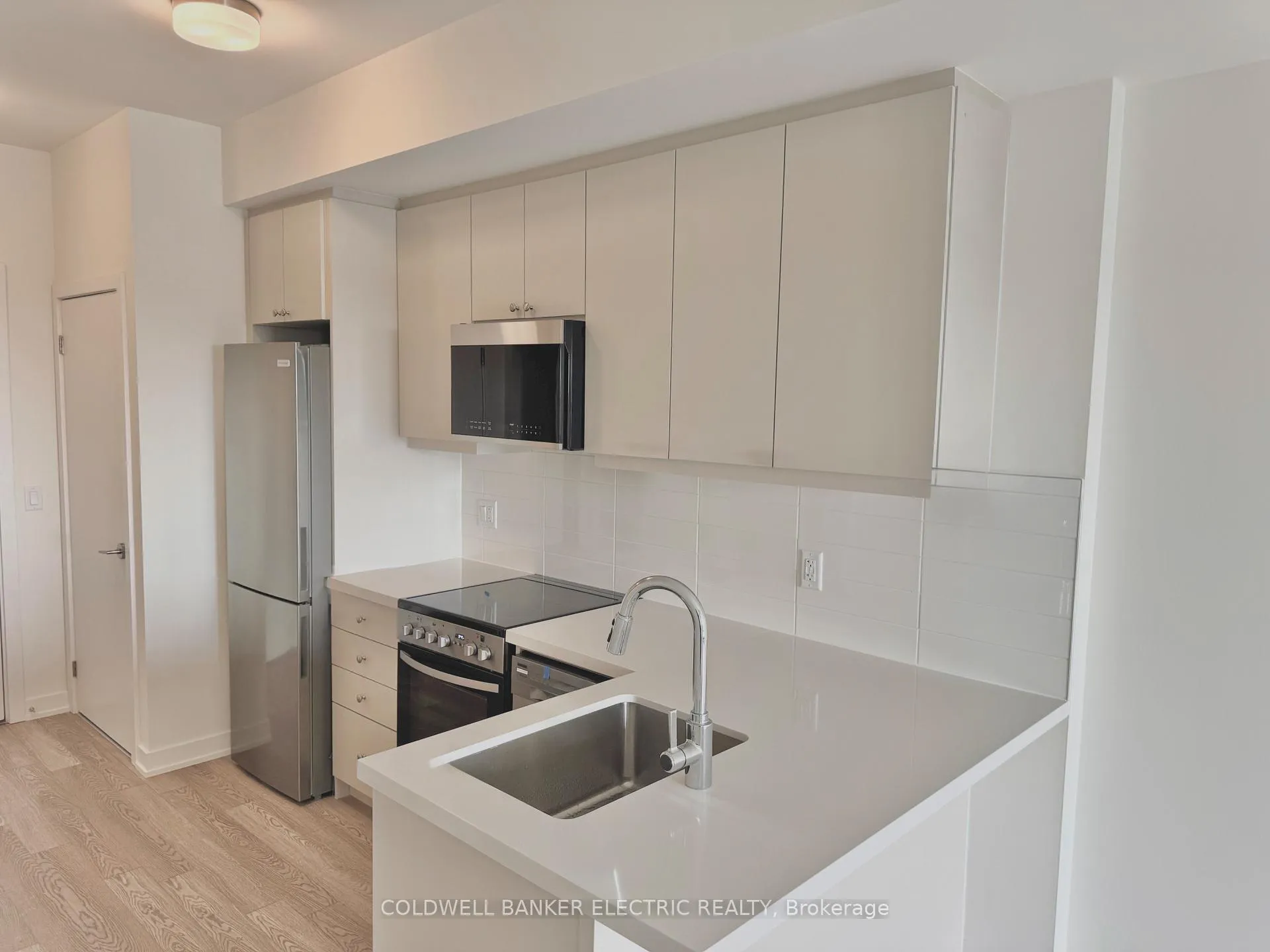 Photo 3 of 51 - 805 Clarington Boulevard, Clarington, Bowmanville — HOMEH