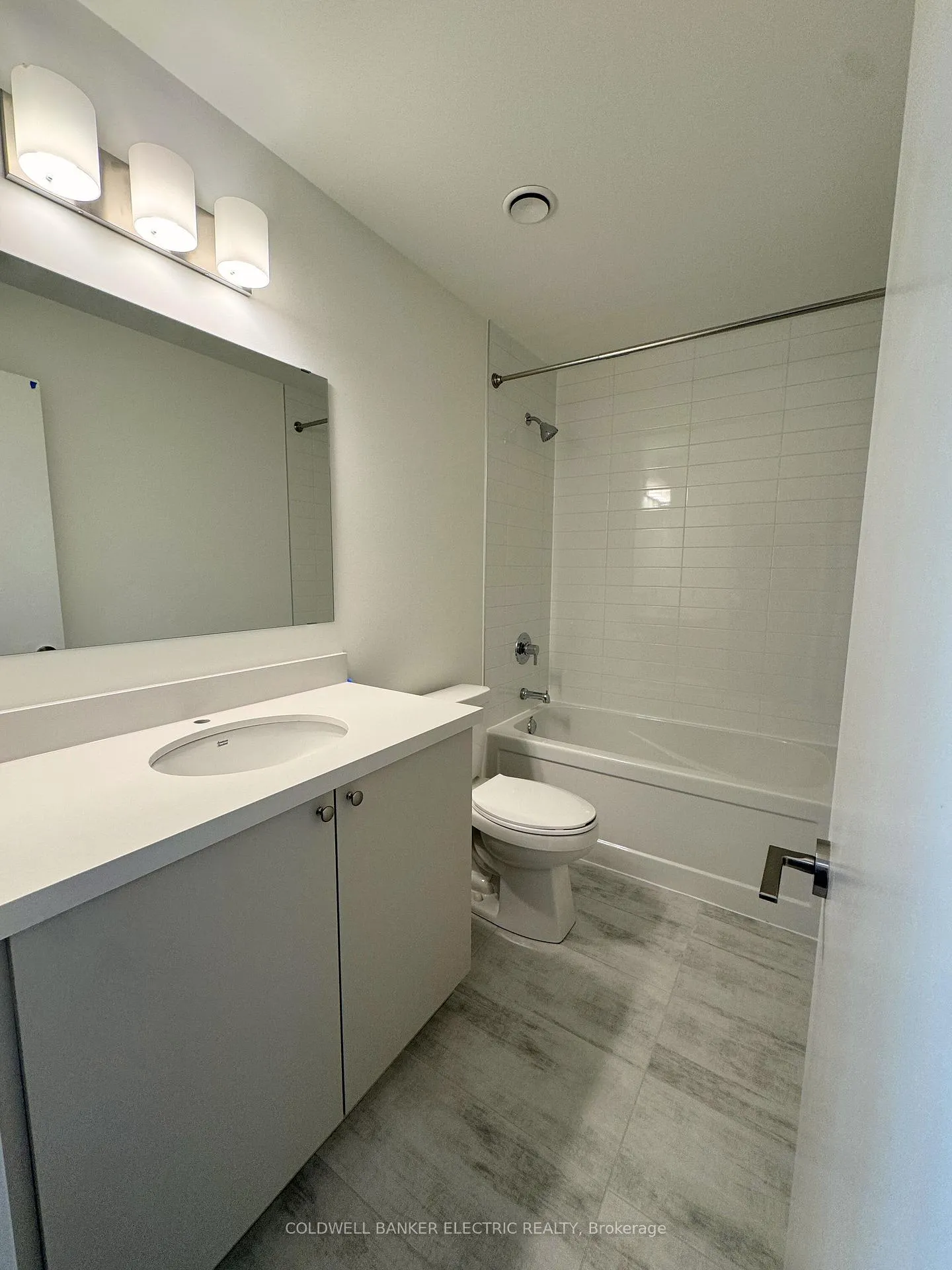 Photo 6 of 51 - 805 Clarington Boulevard, Clarington, Bowmanville — HOMEH